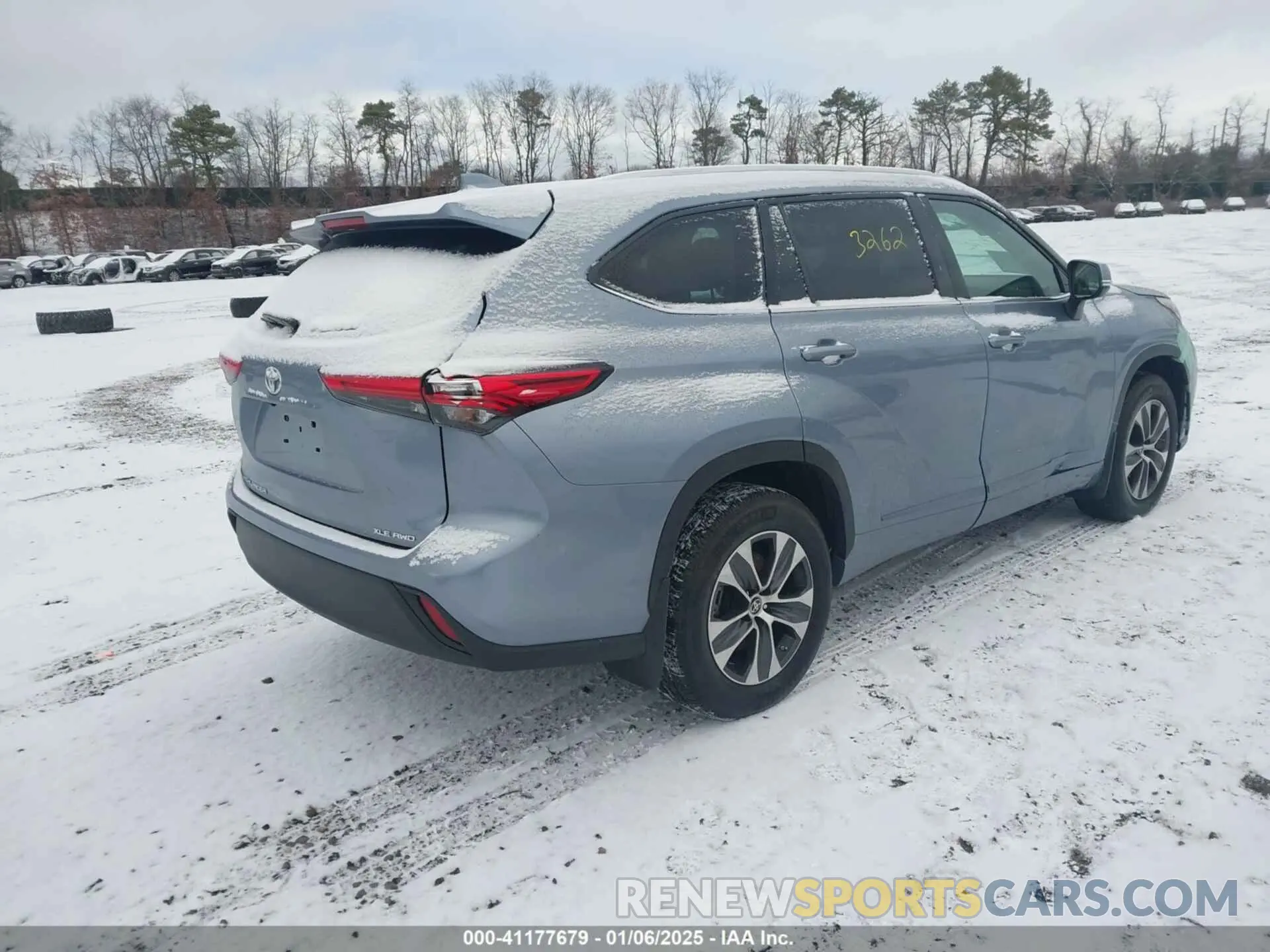 4 Photograph of a damaged car 5TDHZRBH2NS168663 TOYOTA HIGHLANDER 2022