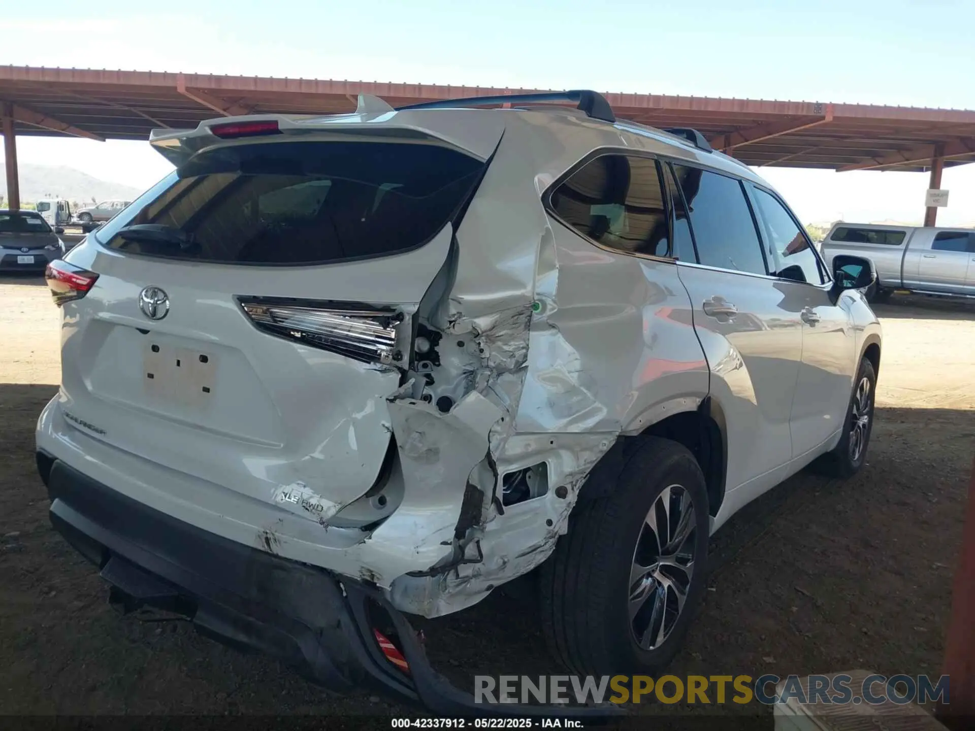4 Photograph of a damaged car 5TDHZRBH2NS185236 TOYOTA HIGHLANDER 2022