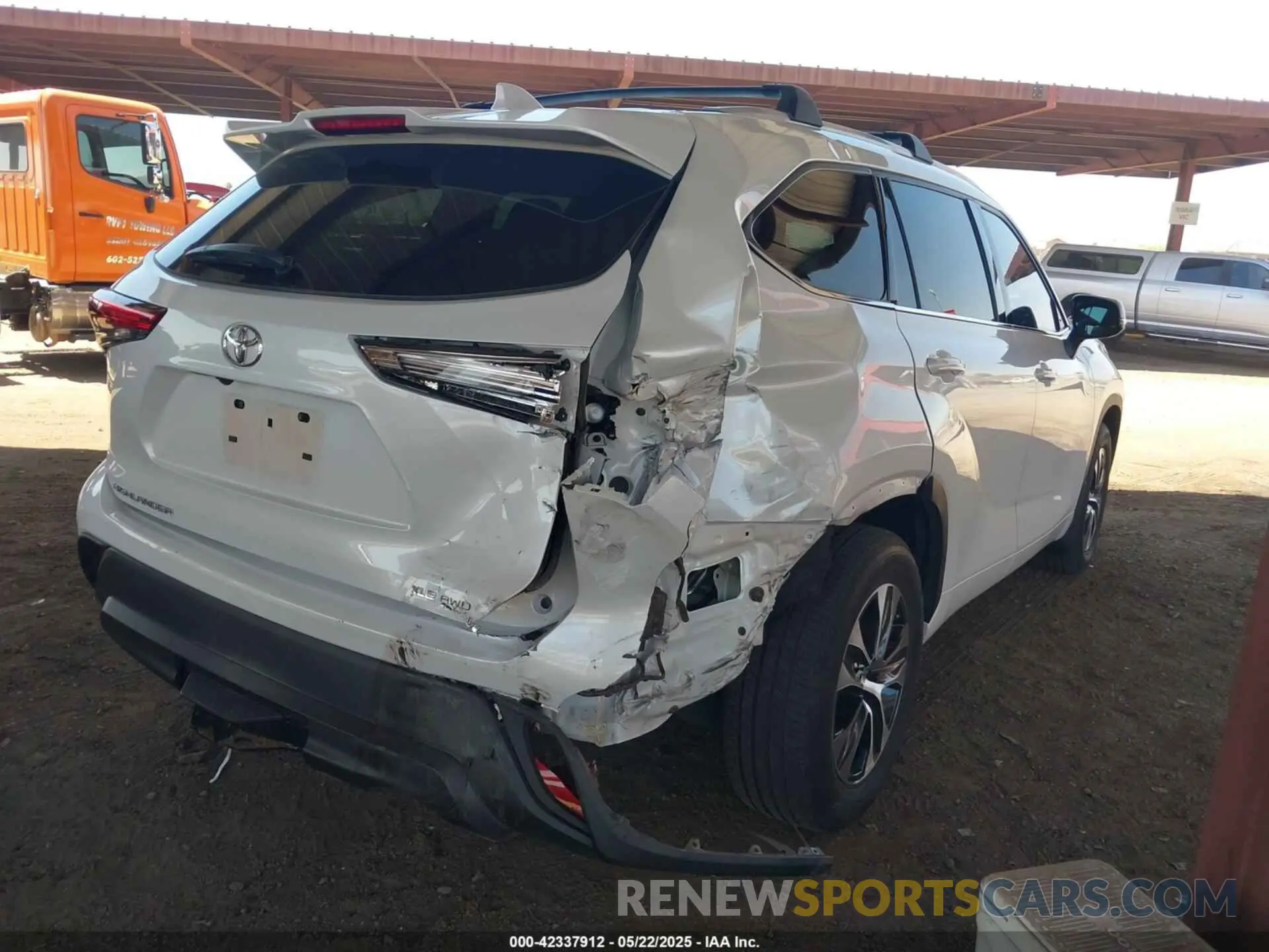 6 Photograph of a damaged car 5TDHZRBH2NS185236 TOYOTA HIGHLANDER 2022