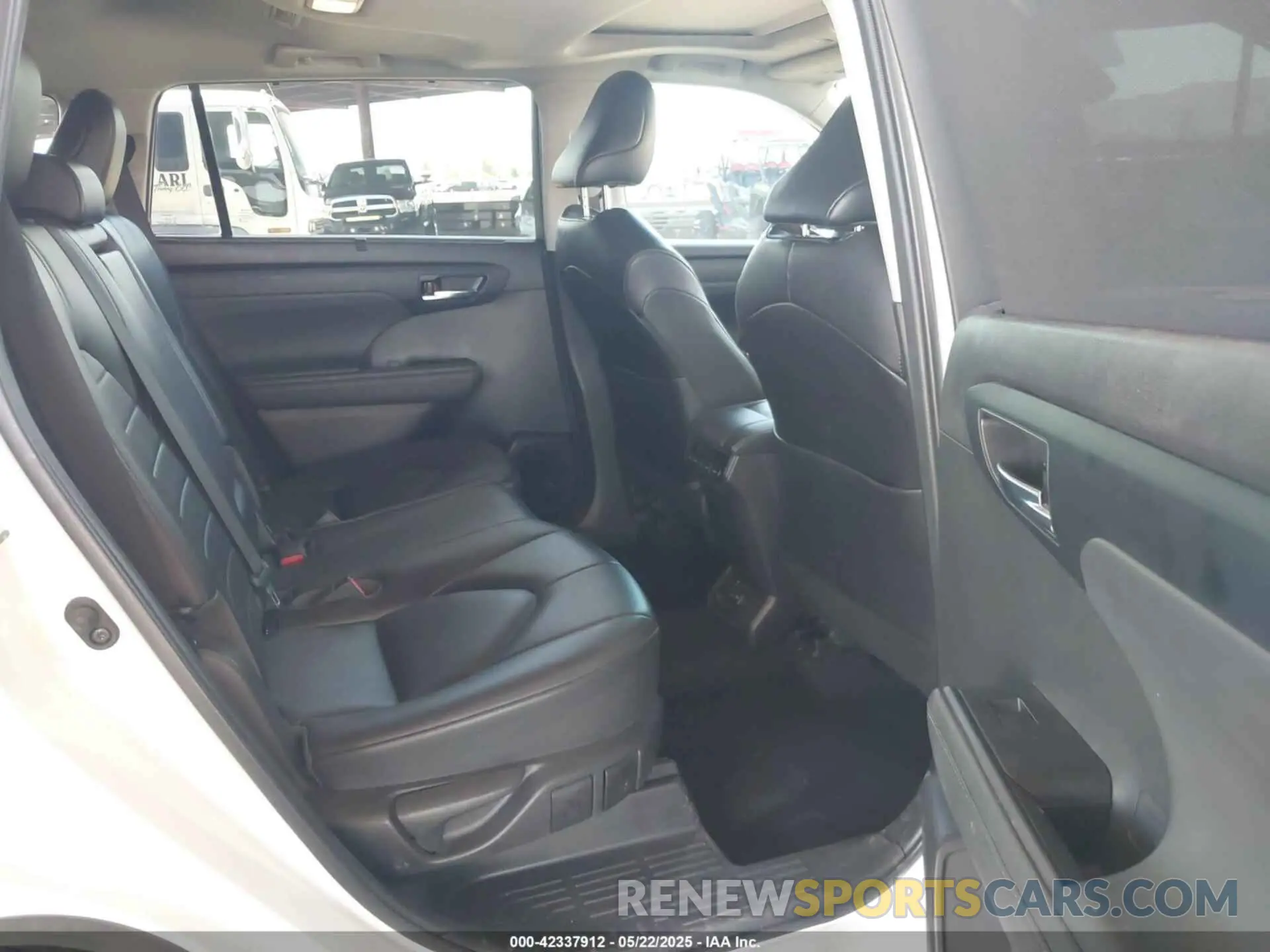8 Photograph of a damaged car 5TDHZRBH2NS185236 TOYOTA HIGHLANDER 2022