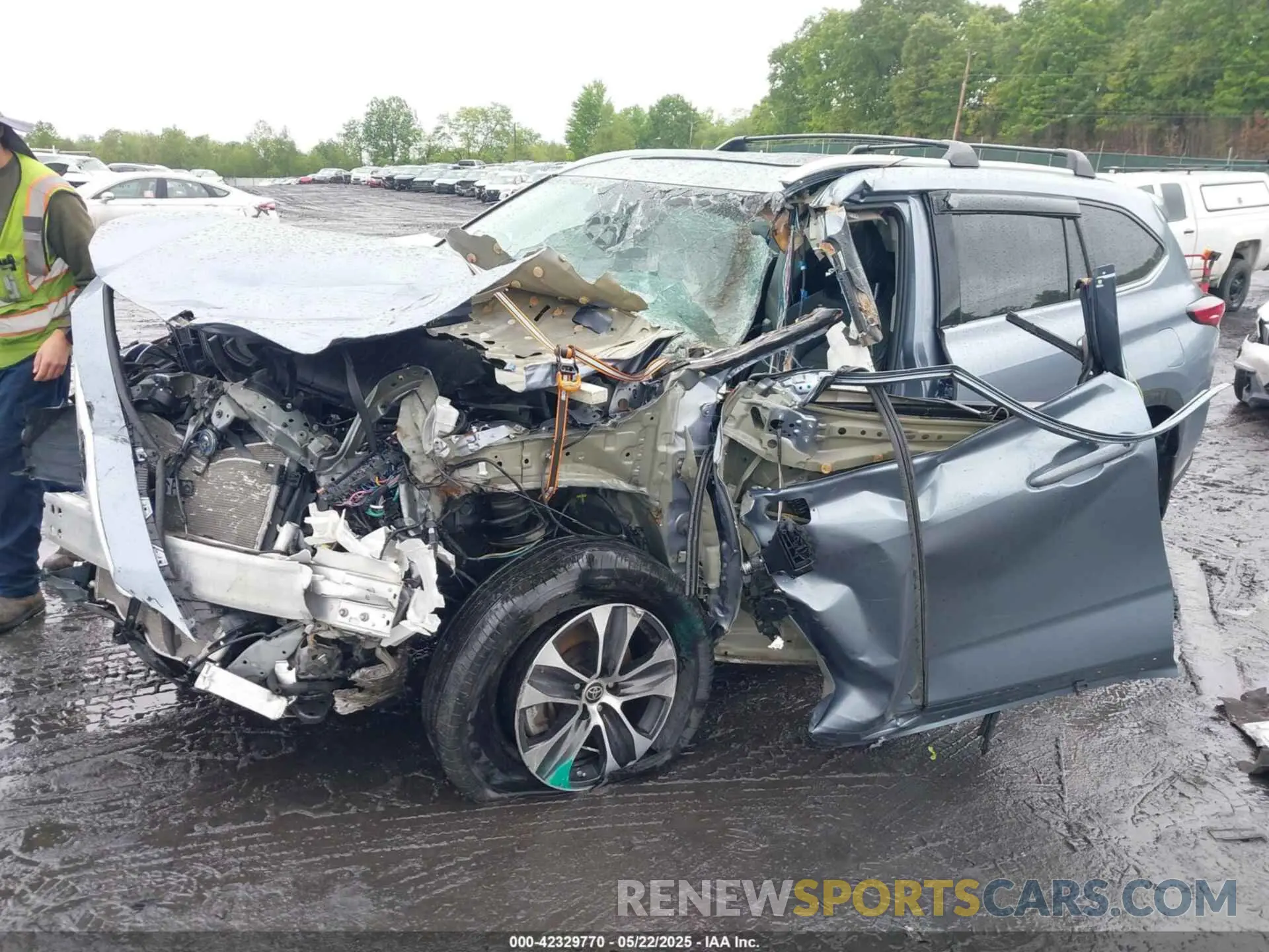2 Photograph of a damaged car 5TDHZRBH2NS191084 TOYOTA HIGHLANDER 2022