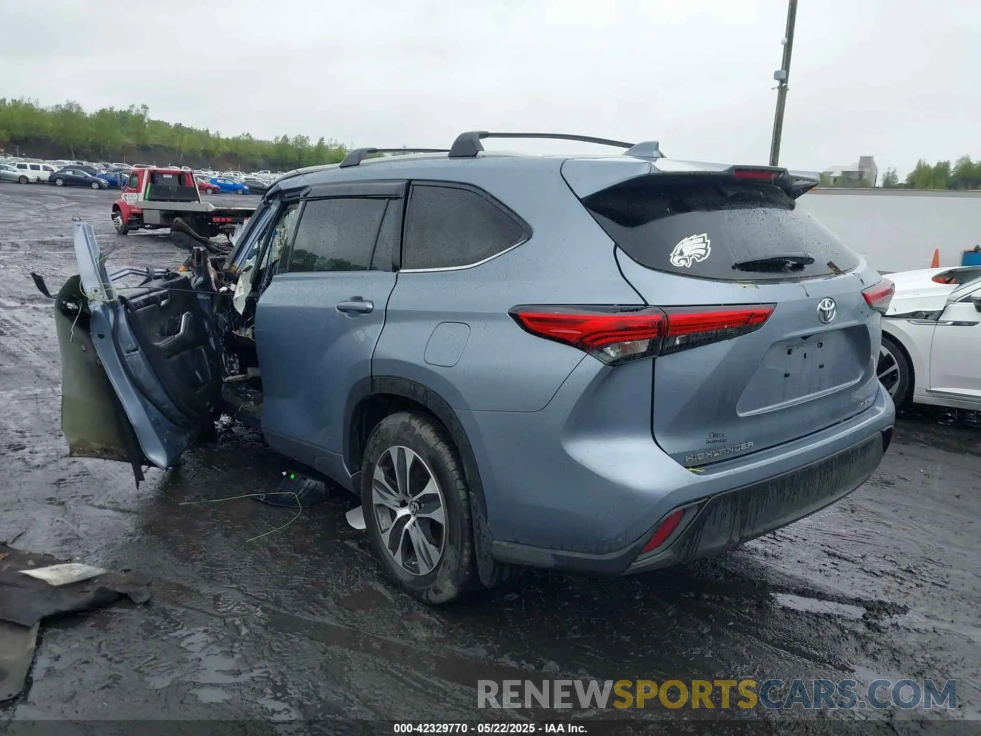 3 Photograph of a damaged car 5TDHZRBH2NS191084 TOYOTA HIGHLANDER 2022