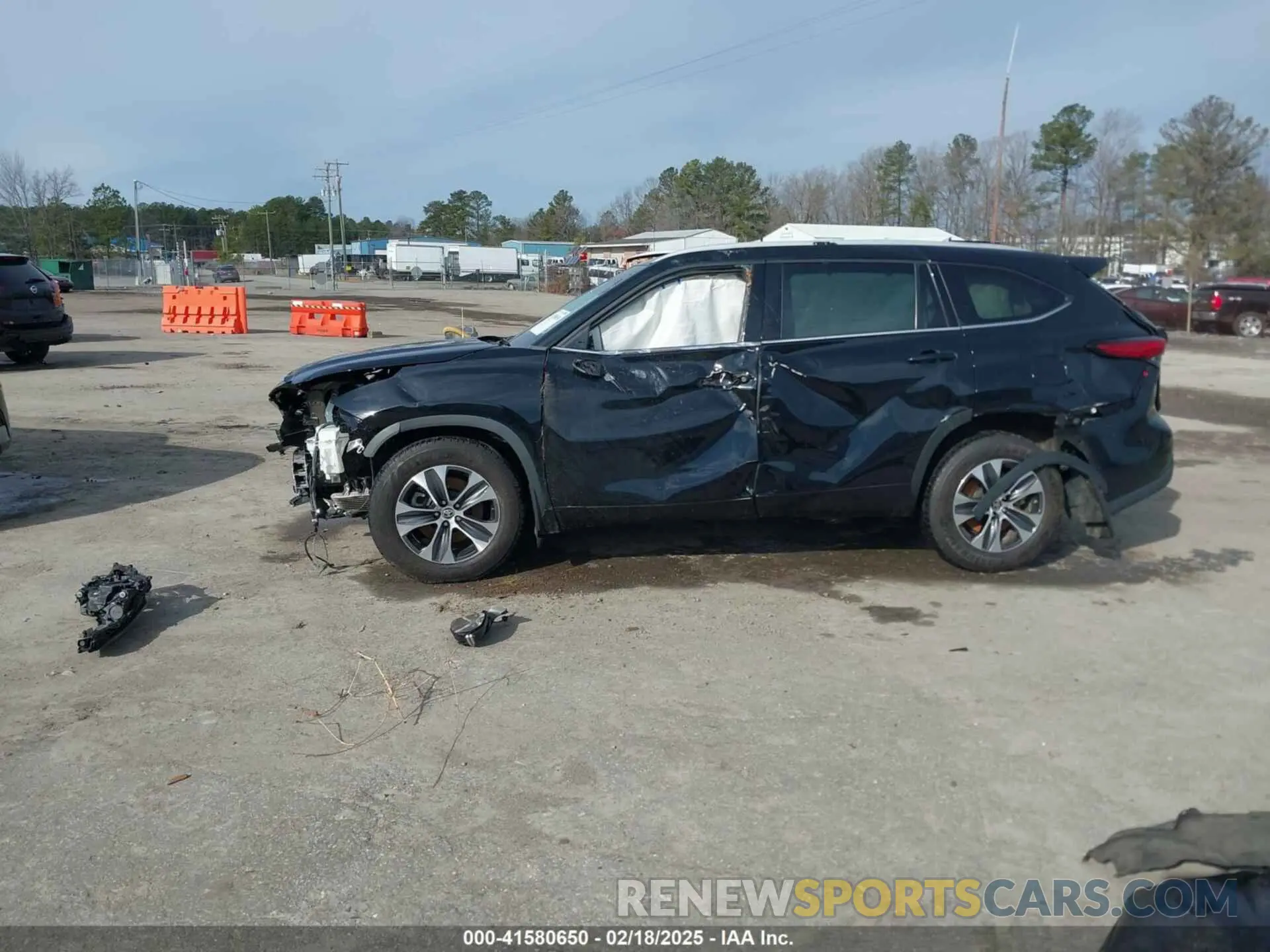 15 Photograph of a damaged car 5TDHZRBH2NS257729 TOYOTA HIGHLANDER 2022