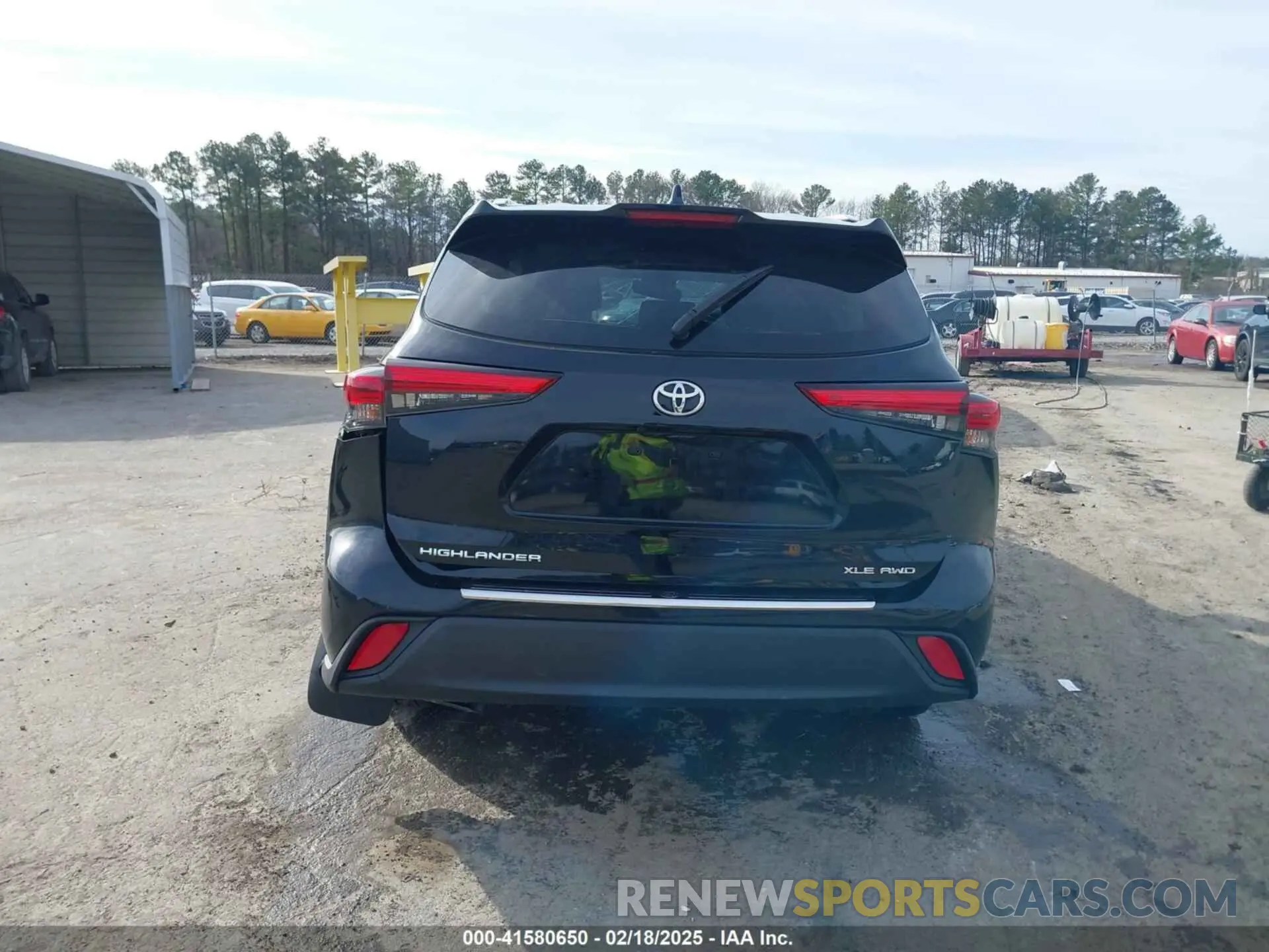17 Photograph of a damaged car 5TDHZRBH2NS257729 TOYOTA HIGHLANDER 2022