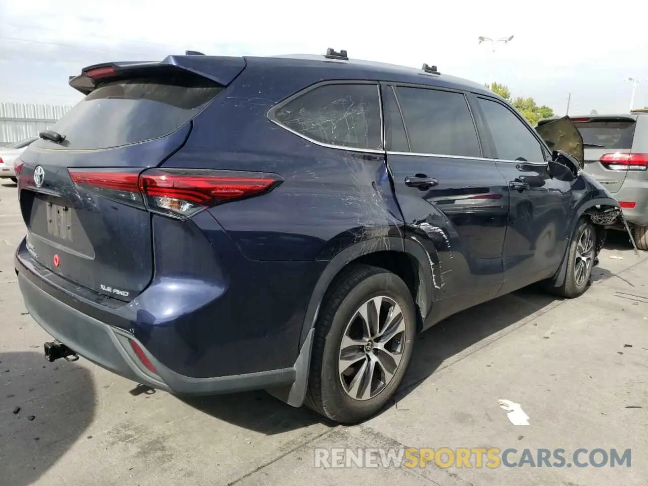 3 Photograph of a damaged car 5TDHZRBH2NS570666 TOYOTA HIGHLANDER 2022