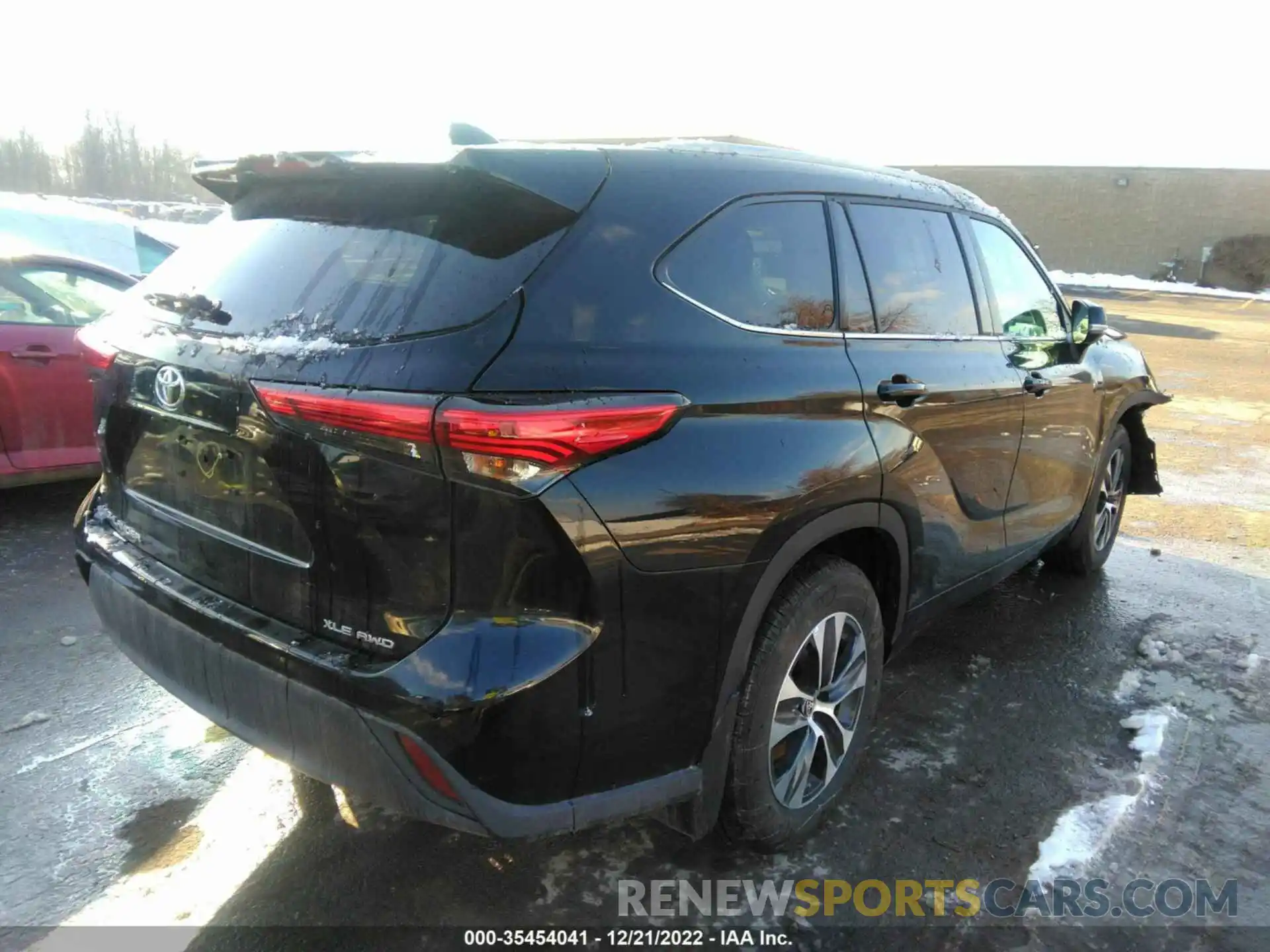 4 Photograph of a damaged car 5TDHZRBH3NS580333 TOYOTA HIGHLANDER 2022