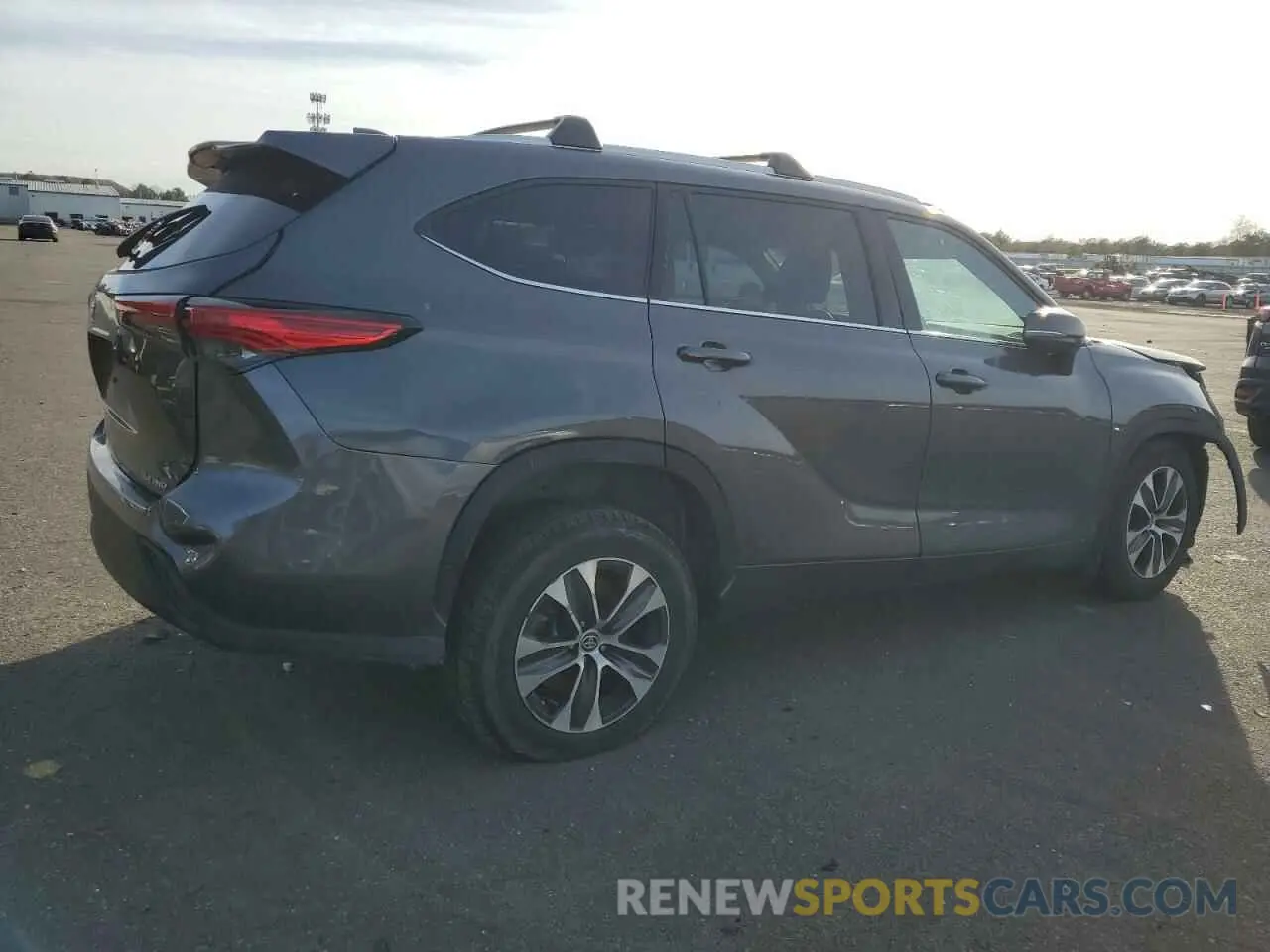 3 Photograph of a damaged car 5TDHZRBH4NS585976 TOYOTA HIGHLANDER 2022
