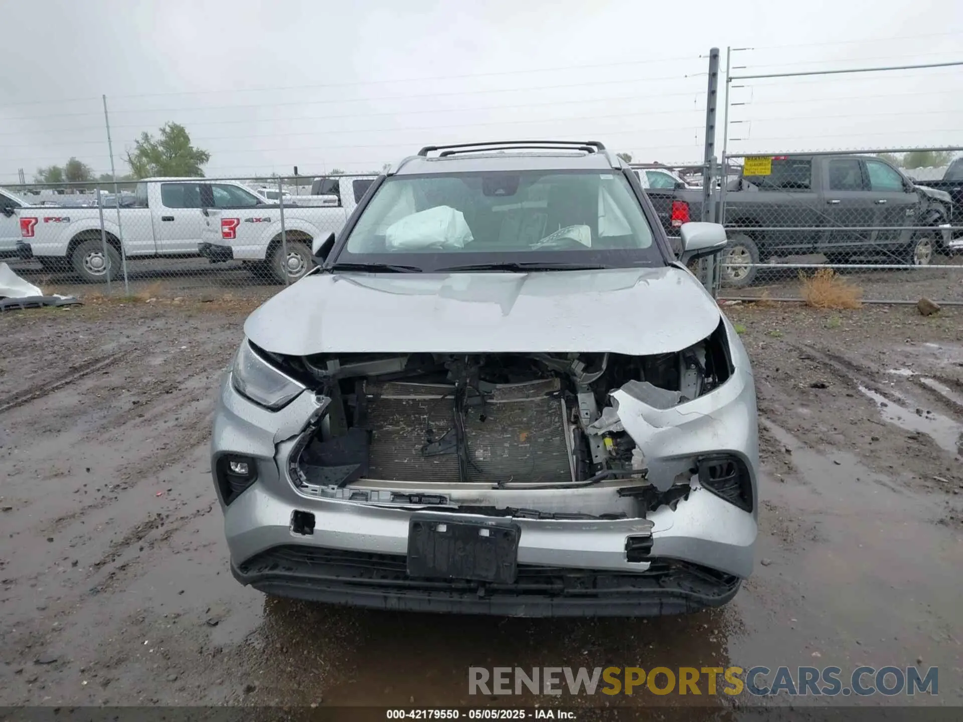 13 Photograph of a damaged car 5TDHZRBH4NS597187 TOYOTA HIGHLANDER 2022