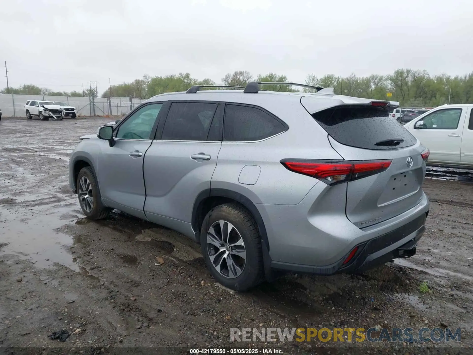 3 Photograph of a damaged car 5TDHZRBH4NS597187 TOYOTA HIGHLANDER 2022