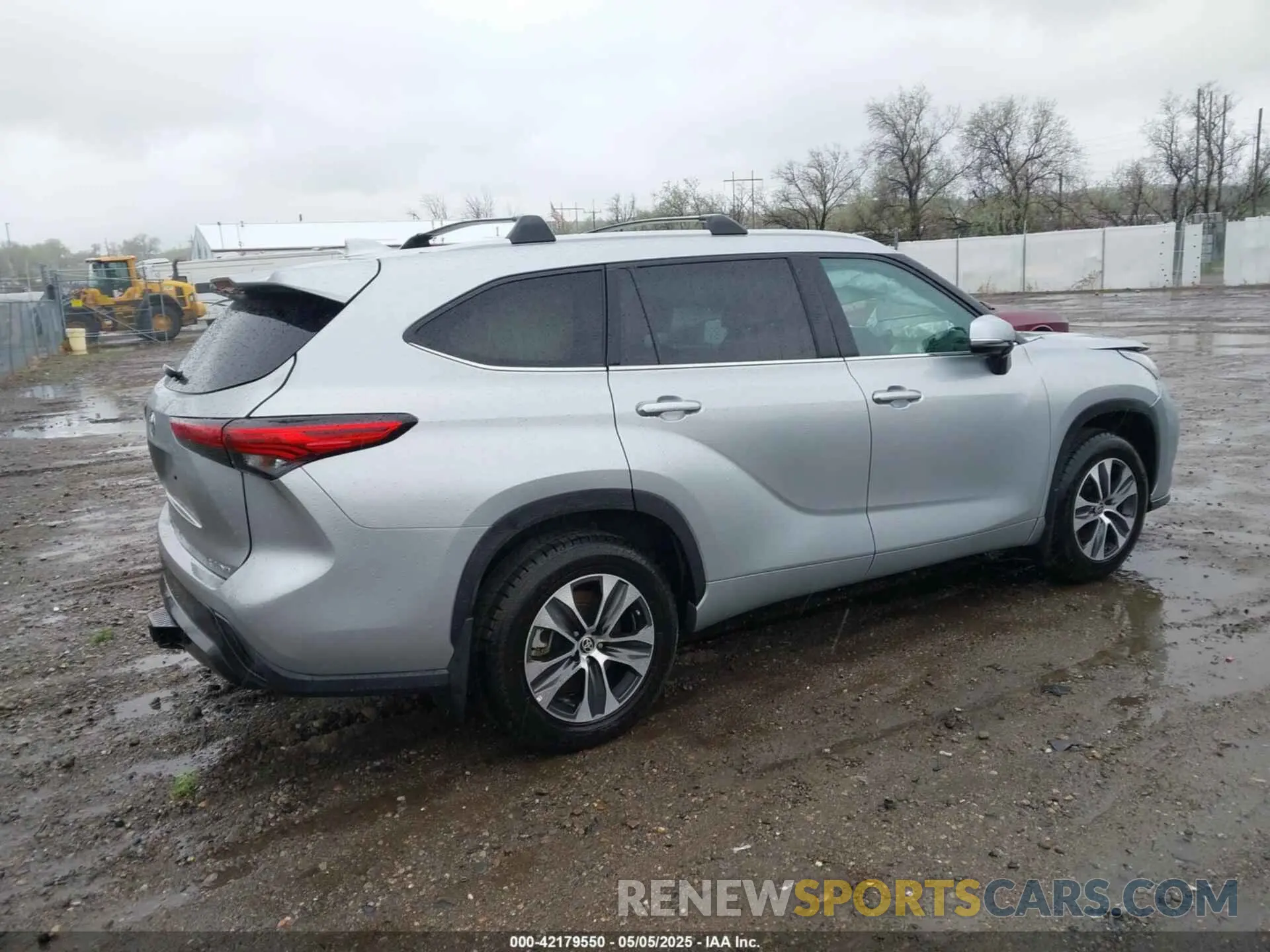 4 Photograph of a damaged car 5TDHZRBH4NS597187 TOYOTA HIGHLANDER 2022