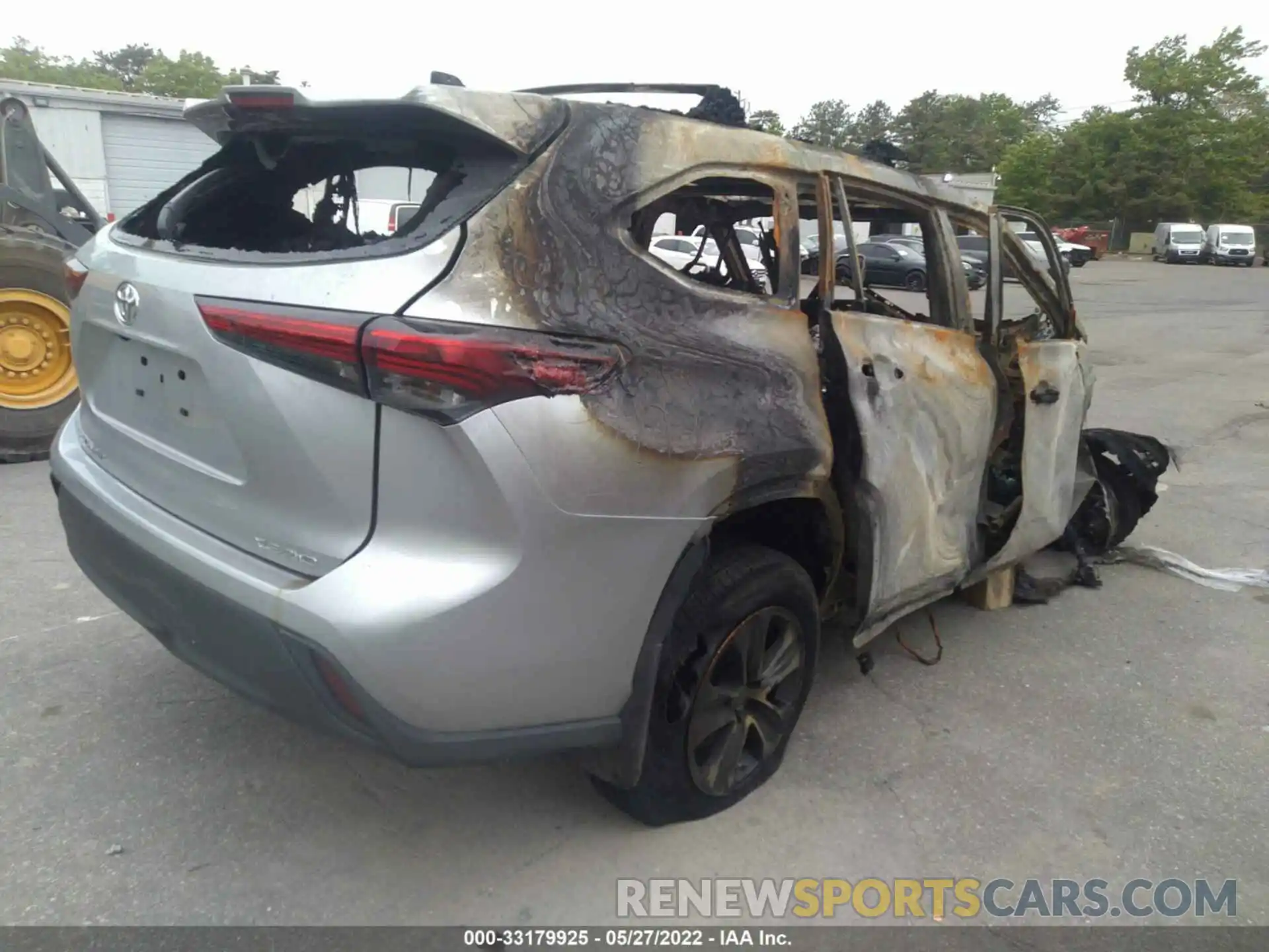 4 Photograph of a damaged car 5TDHZRBH5NS572038 TOYOTA HIGHLANDER 2022