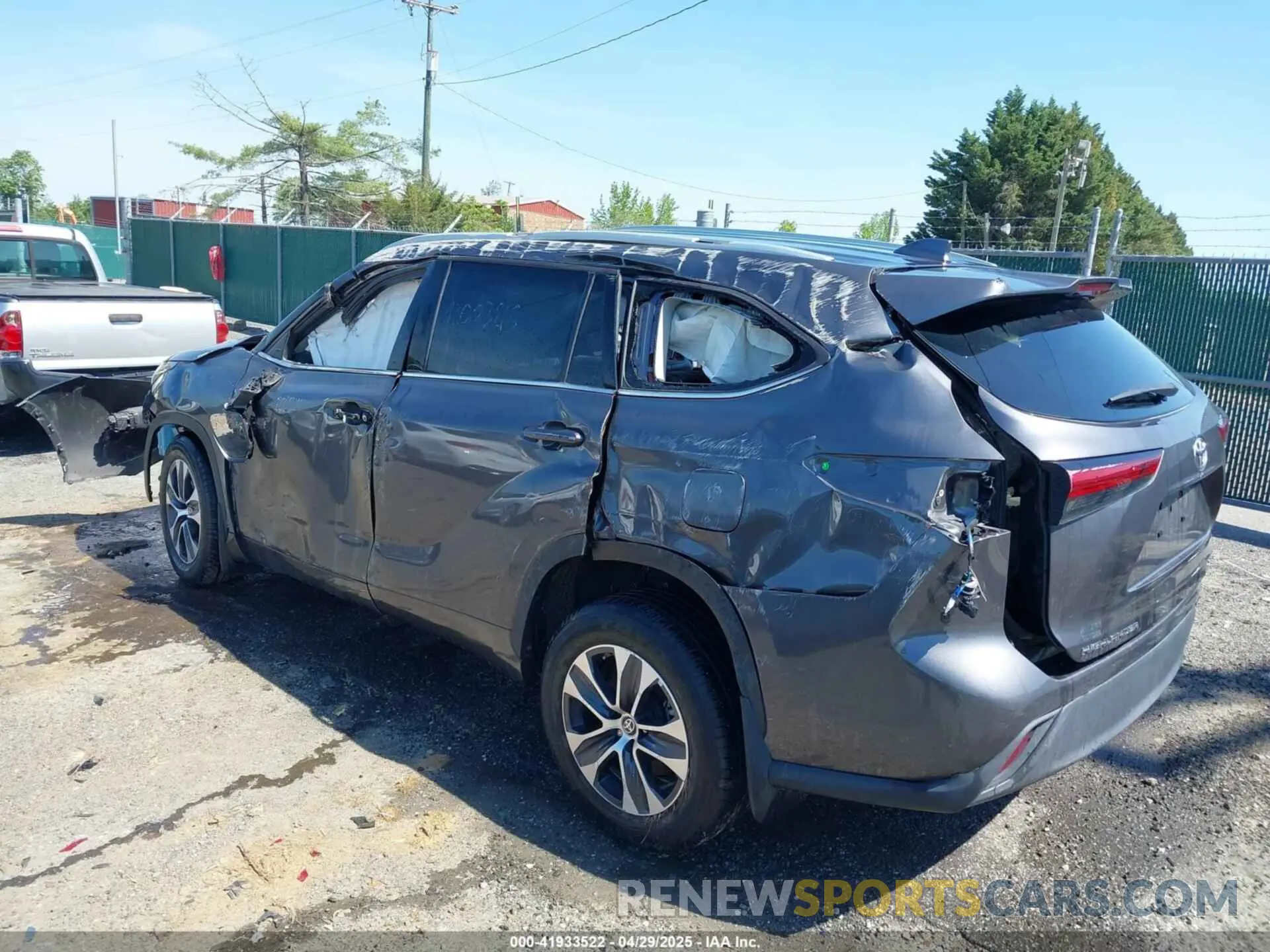 3 Photograph of a damaged car 5TDHZRBH5NS582813 TOYOTA HIGHLANDER 2022