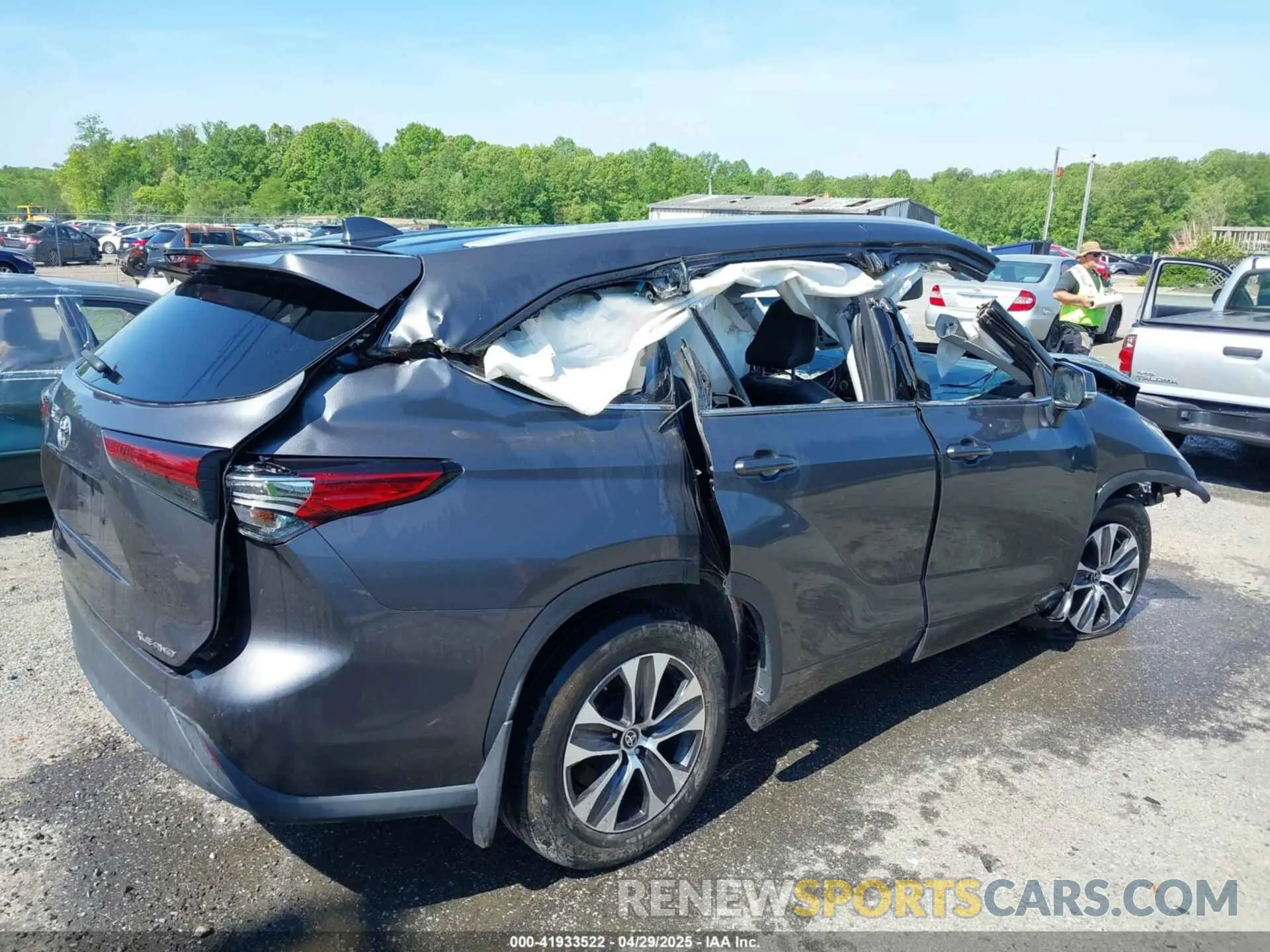 4 Photograph of a damaged car 5TDHZRBH5NS582813 TOYOTA HIGHLANDER 2022