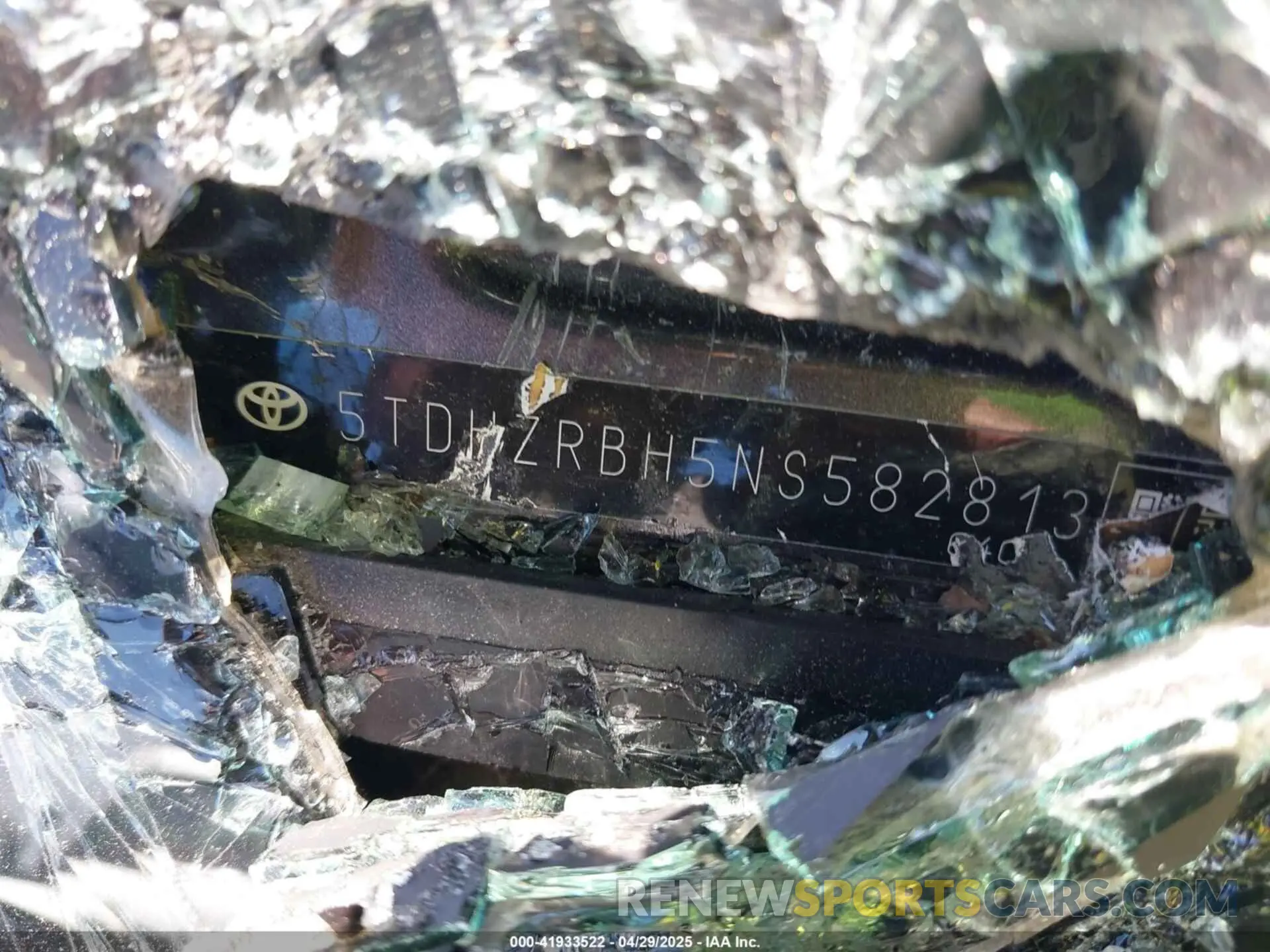 9 Photograph of a damaged car 5TDHZRBH5NS582813 TOYOTA HIGHLANDER 2022