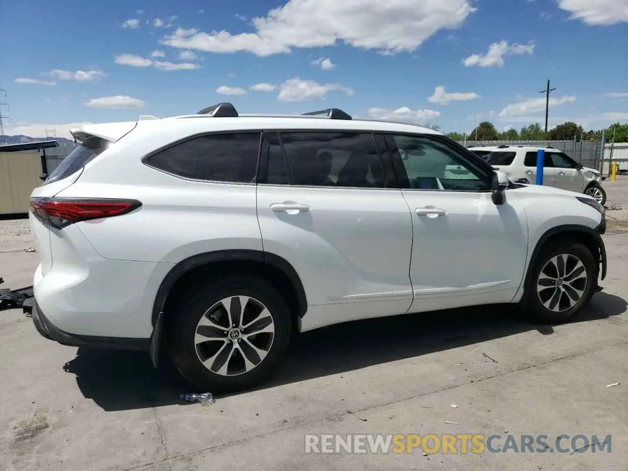3 Photograph of a damaged car 5TDHZRBH7NS180081 TOYOTA HIGHLANDER 2022