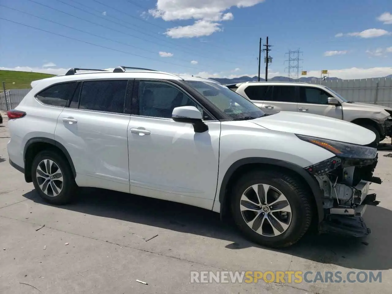 4 Photograph of a damaged car 5TDHZRBH7NS180081 TOYOTA HIGHLANDER 2022