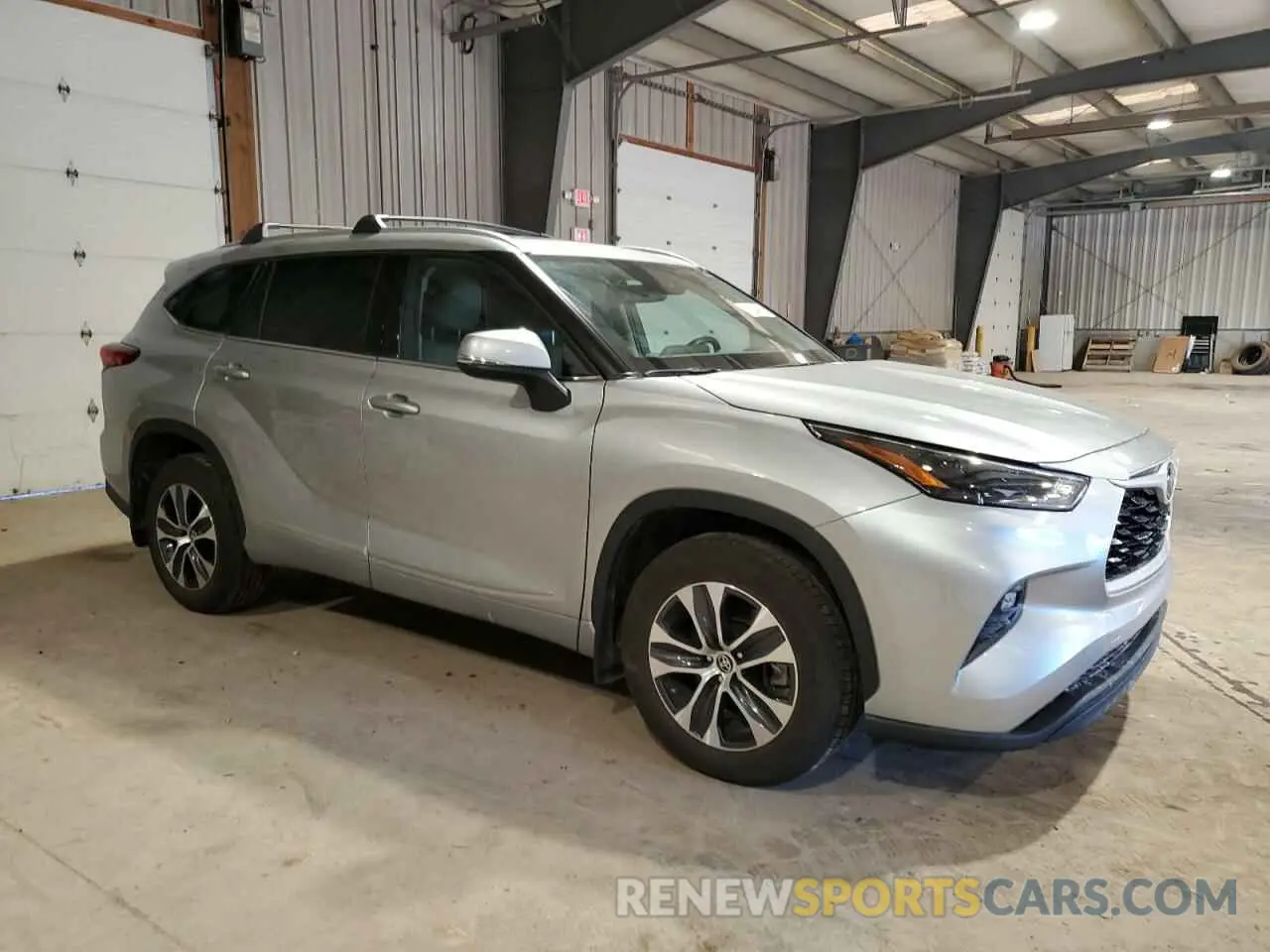 4 Photograph of a damaged car 5TDHZRBH8NS164424 TOYOTA HIGHLANDER 2022
