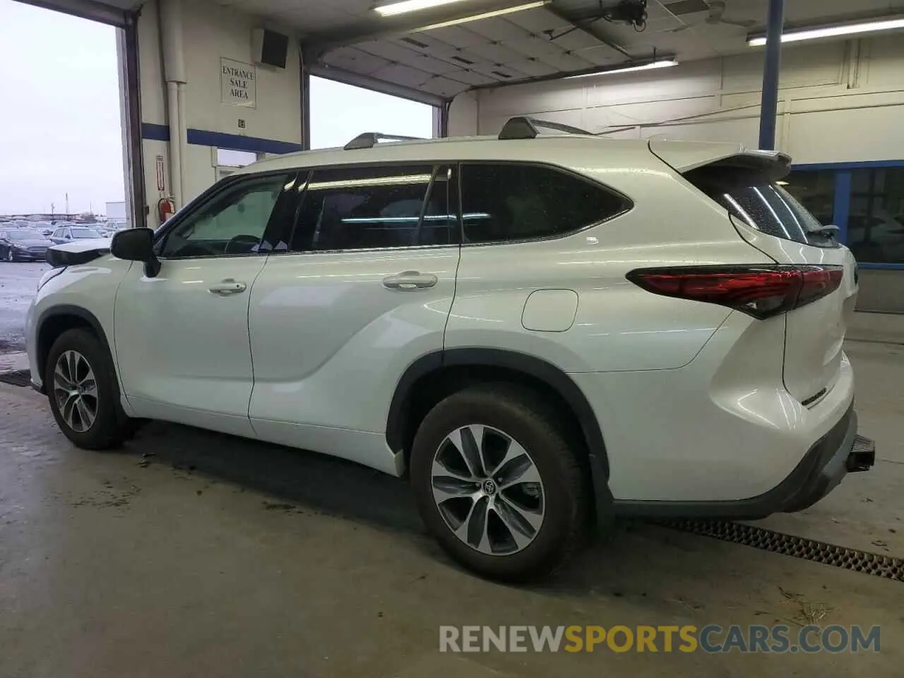 2 Photograph of a damaged car 5TDHZRBH8NS241499 TOYOTA HIGHLANDER 2022