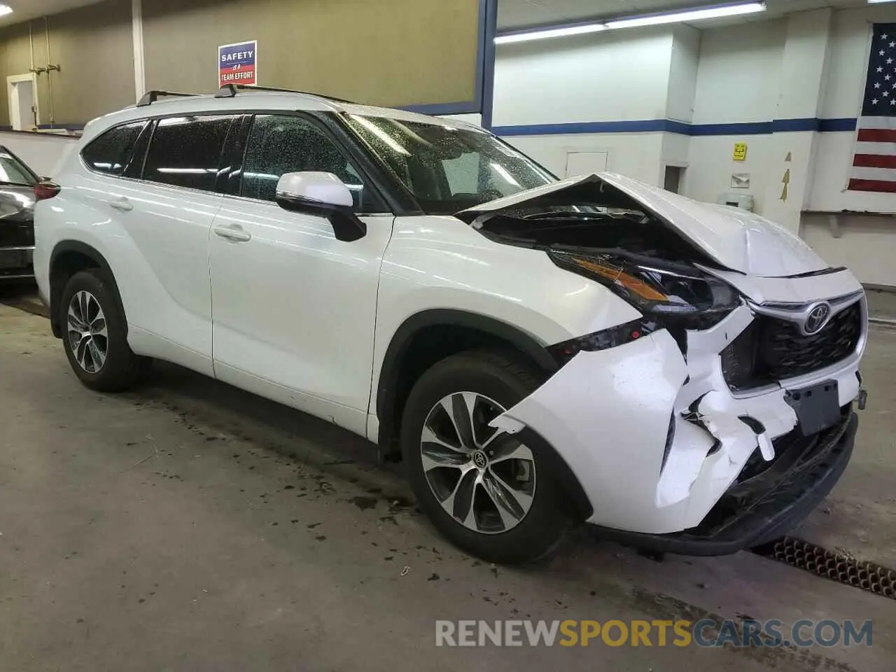 4 Photograph of a damaged car 5TDHZRBH8NS241499 TOYOTA HIGHLANDER 2022