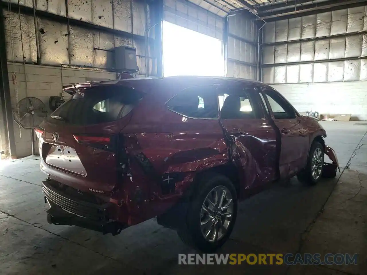 4 Photograph of a damaged car 5TDHZRBH8NS572728 TOYOTA HIGHLANDER 2022