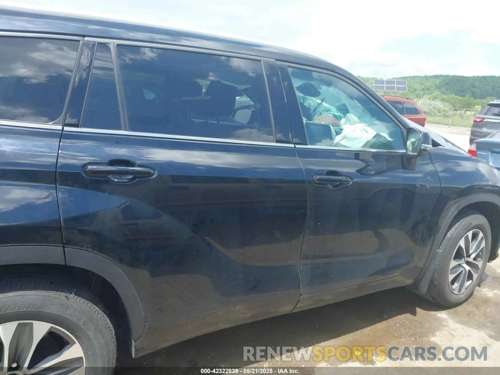 14 Photograph of a damaged car 5TDHZRBH8NS582062 TOYOTA HIGHLANDER 2022