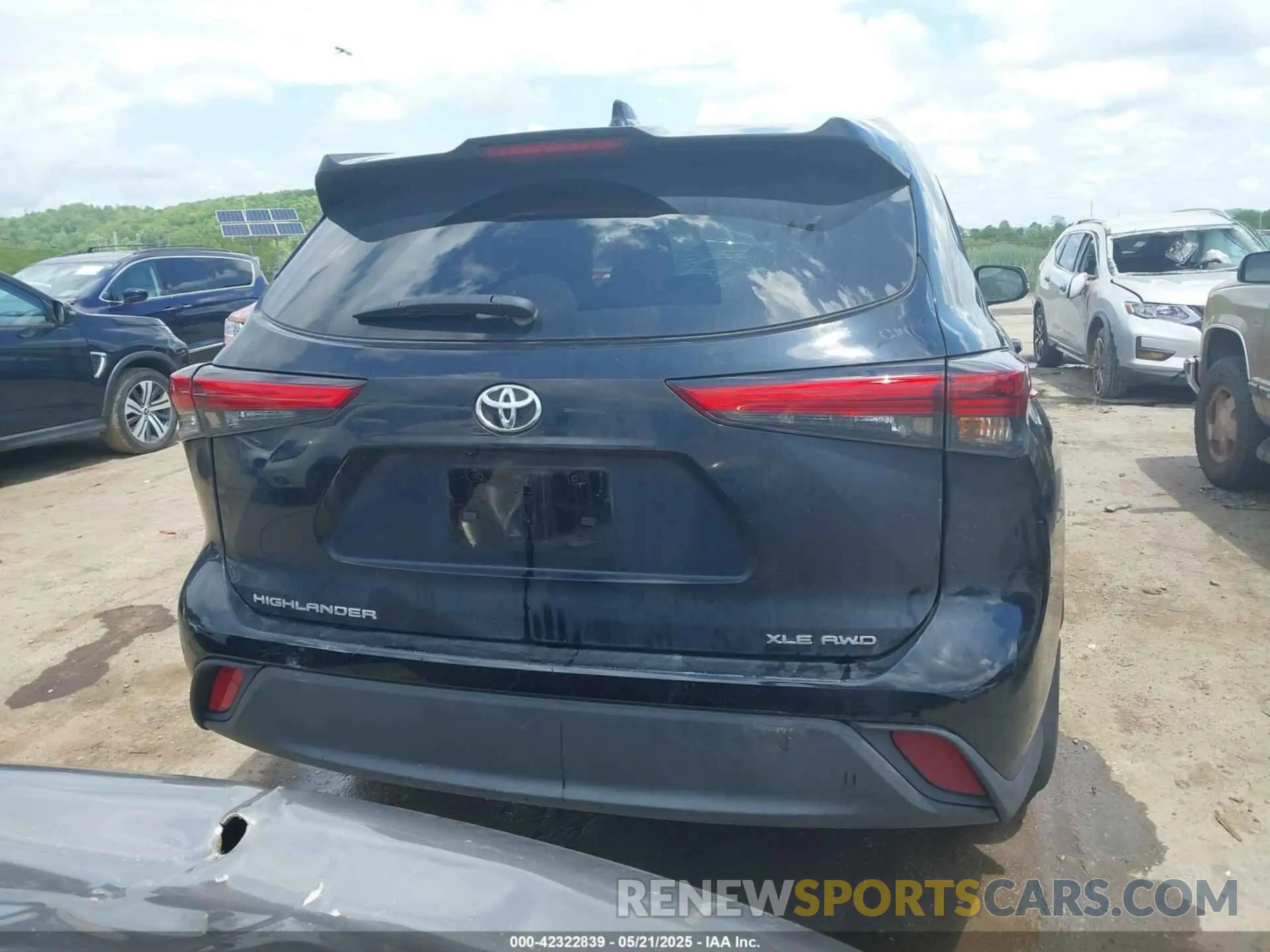 17 Photograph of a damaged car 5TDHZRBH8NS582062 TOYOTA HIGHLANDER 2022