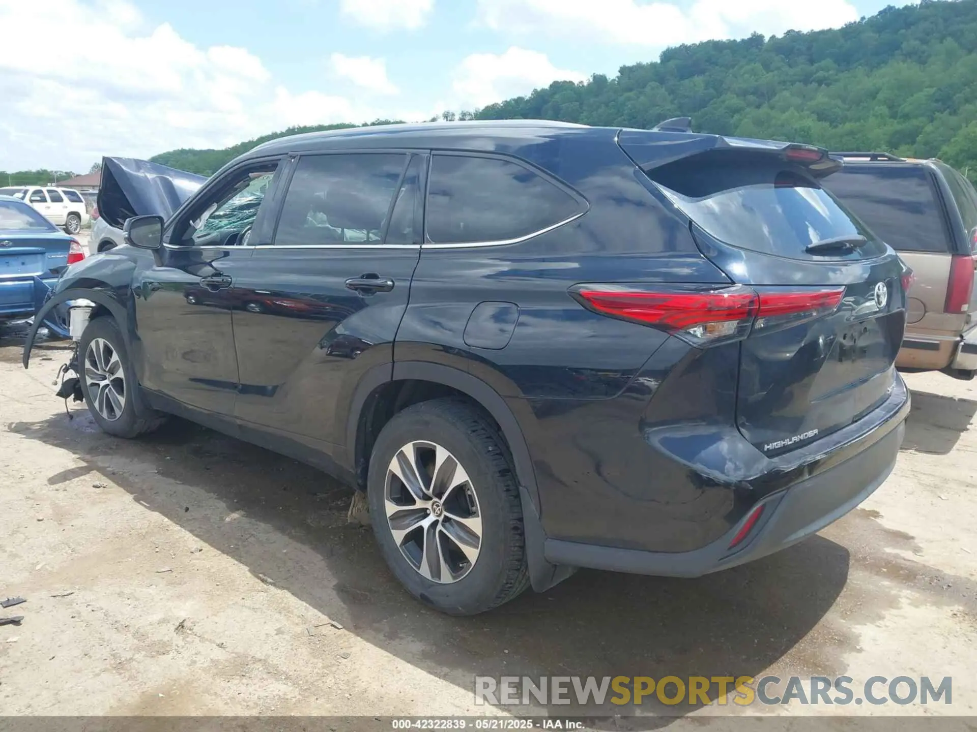 3 Photograph of a damaged car 5TDHZRBH8NS582062 TOYOTA HIGHLANDER 2022