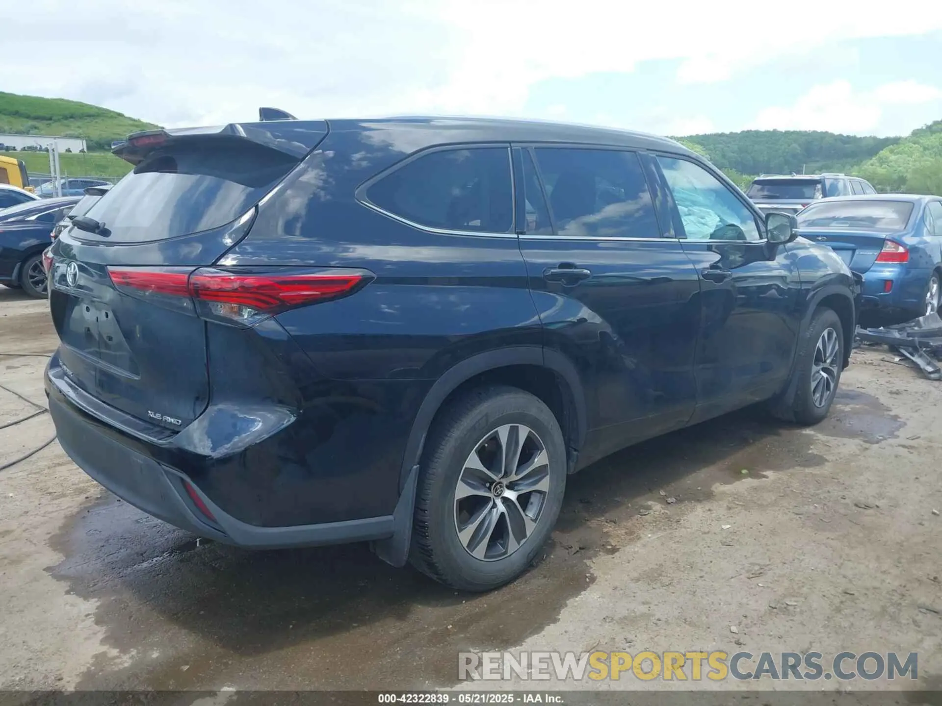 4 Photograph of a damaged car 5TDHZRBH8NS582062 TOYOTA HIGHLANDER 2022