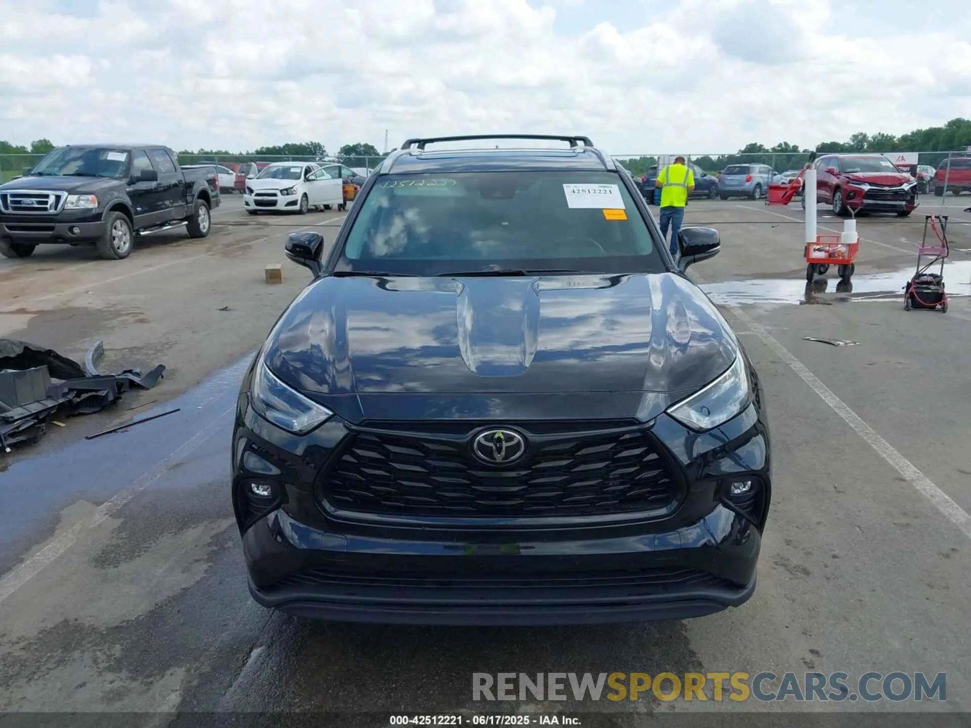13 Photograph of a damaged car 5TDHZRBHXNS233906 TOYOTA HIGHLANDER 2022