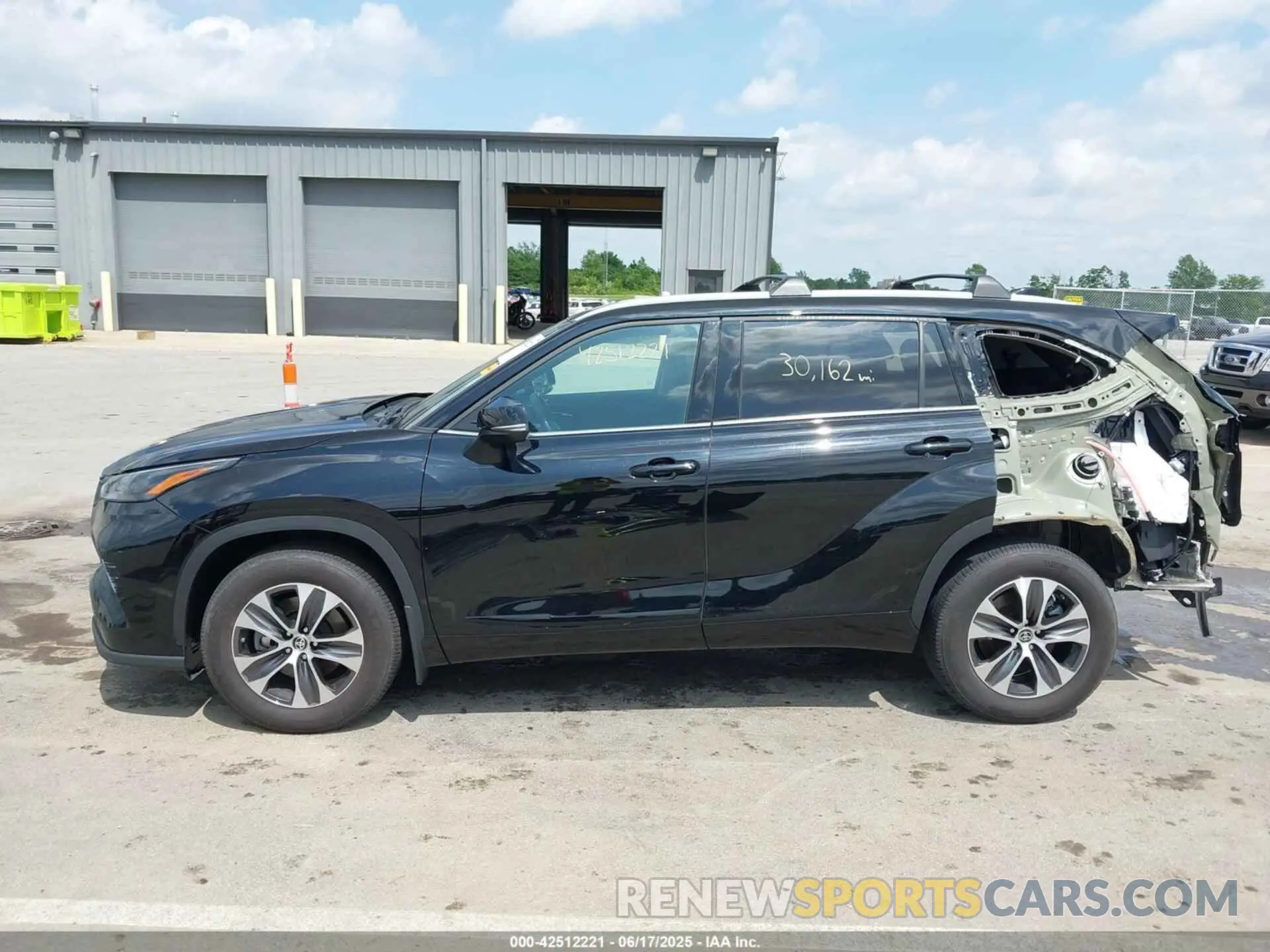 15 Photograph of a damaged car 5TDHZRBHXNS233906 TOYOTA HIGHLANDER 2022