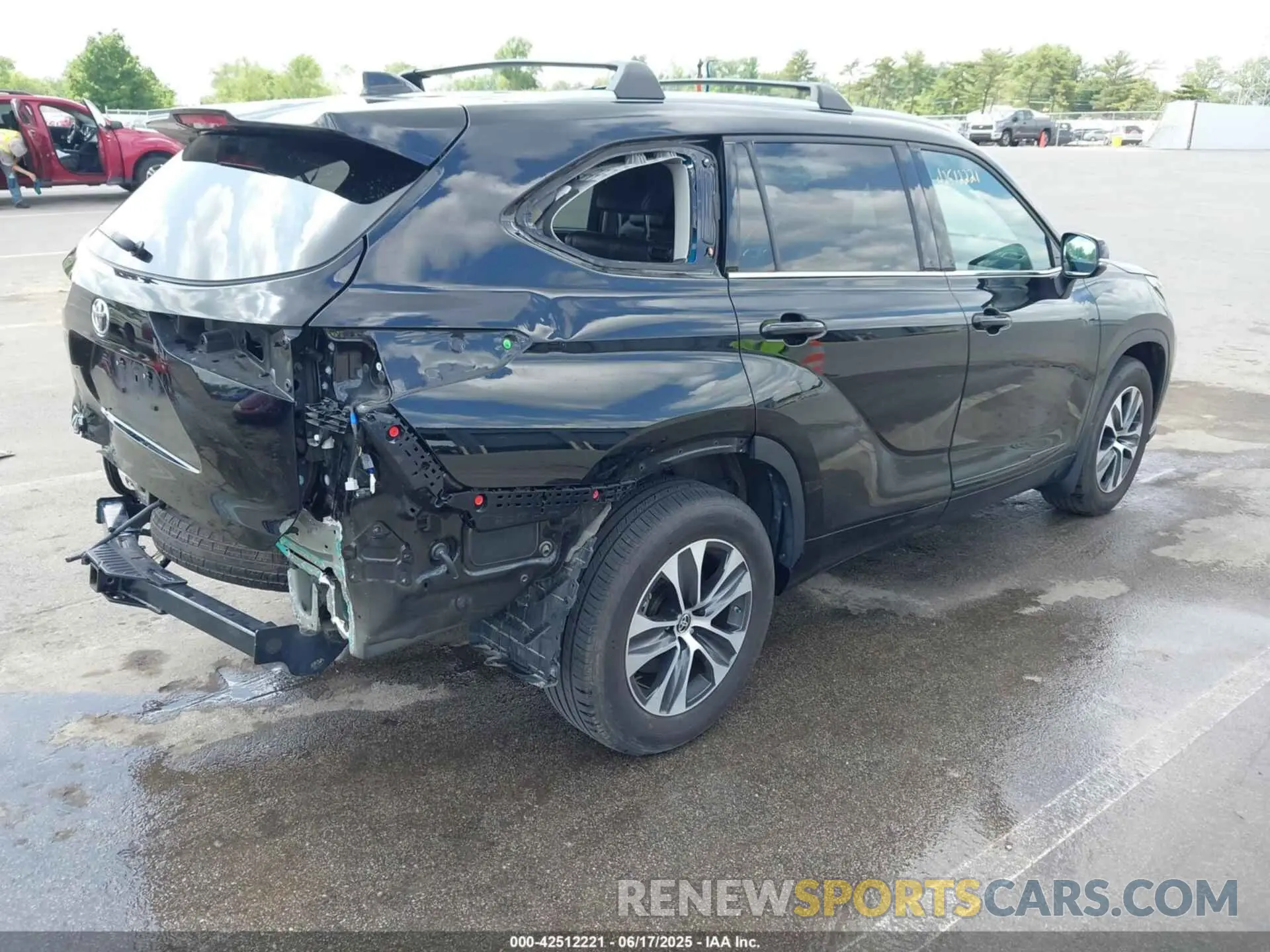 4 Photograph of a damaged car 5TDHZRBHXNS233906 TOYOTA HIGHLANDER 2022