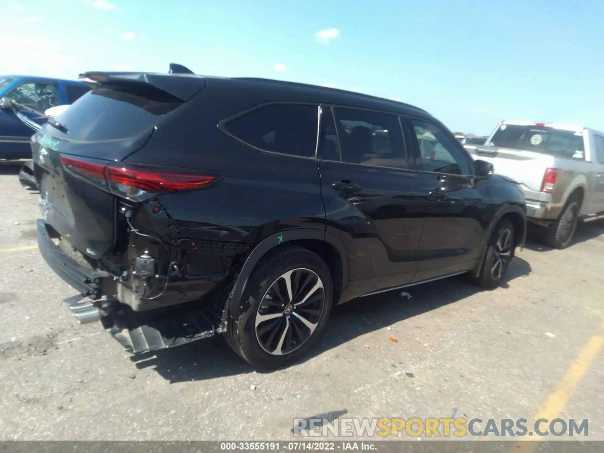 4 Photograph of a damaged car 5TDJZRAH3NS109236 TOYOTA HIGHLANDER 2022