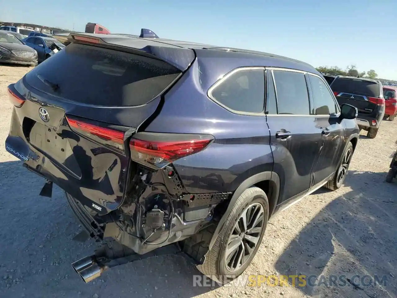 4 Photograph of a damaged car 5TDJZRAH6NS128296 TOYOTA HIGHLANDER 2022