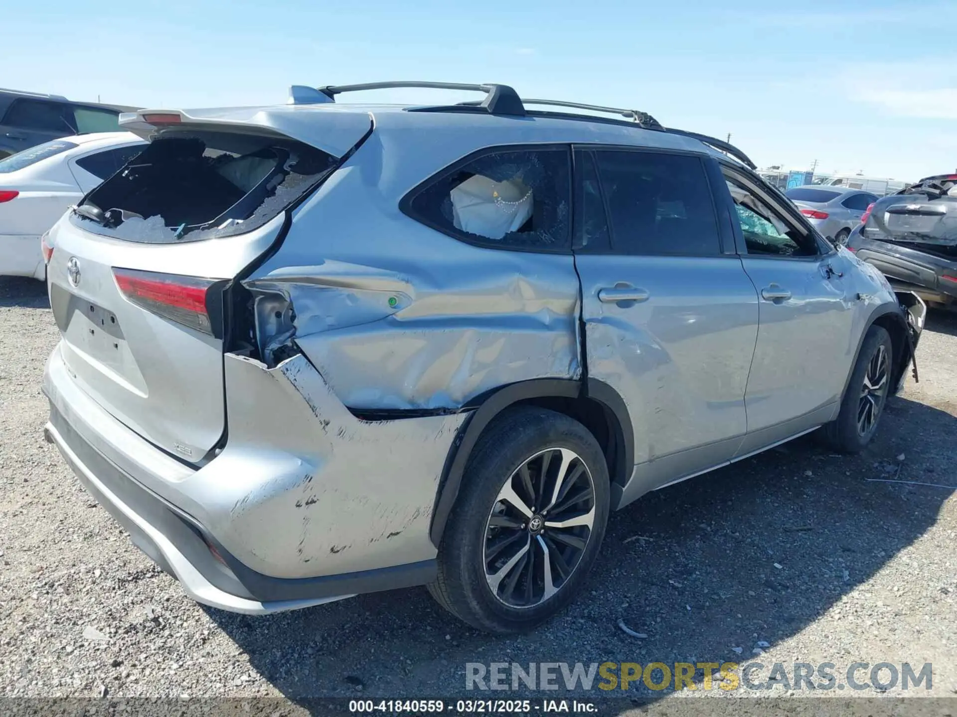 4 Photograph of a damaged car 5TDJZRAH8NS112035 TOYOTA HIGHLANDER 2022