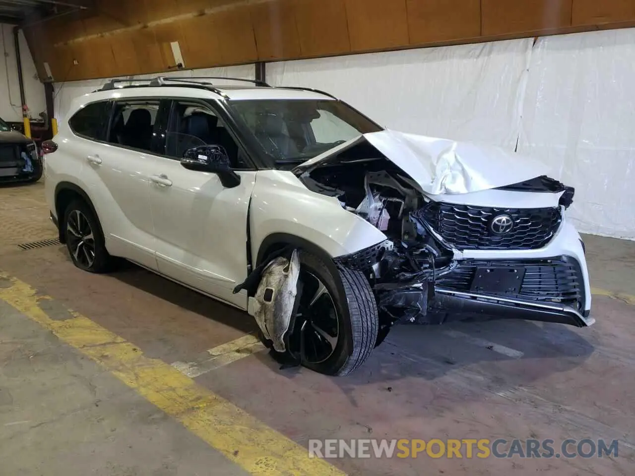 4 Photograph of a damaged car 5TDJZRBH4NS197633 TOYOTA HIGHLANDER 2022