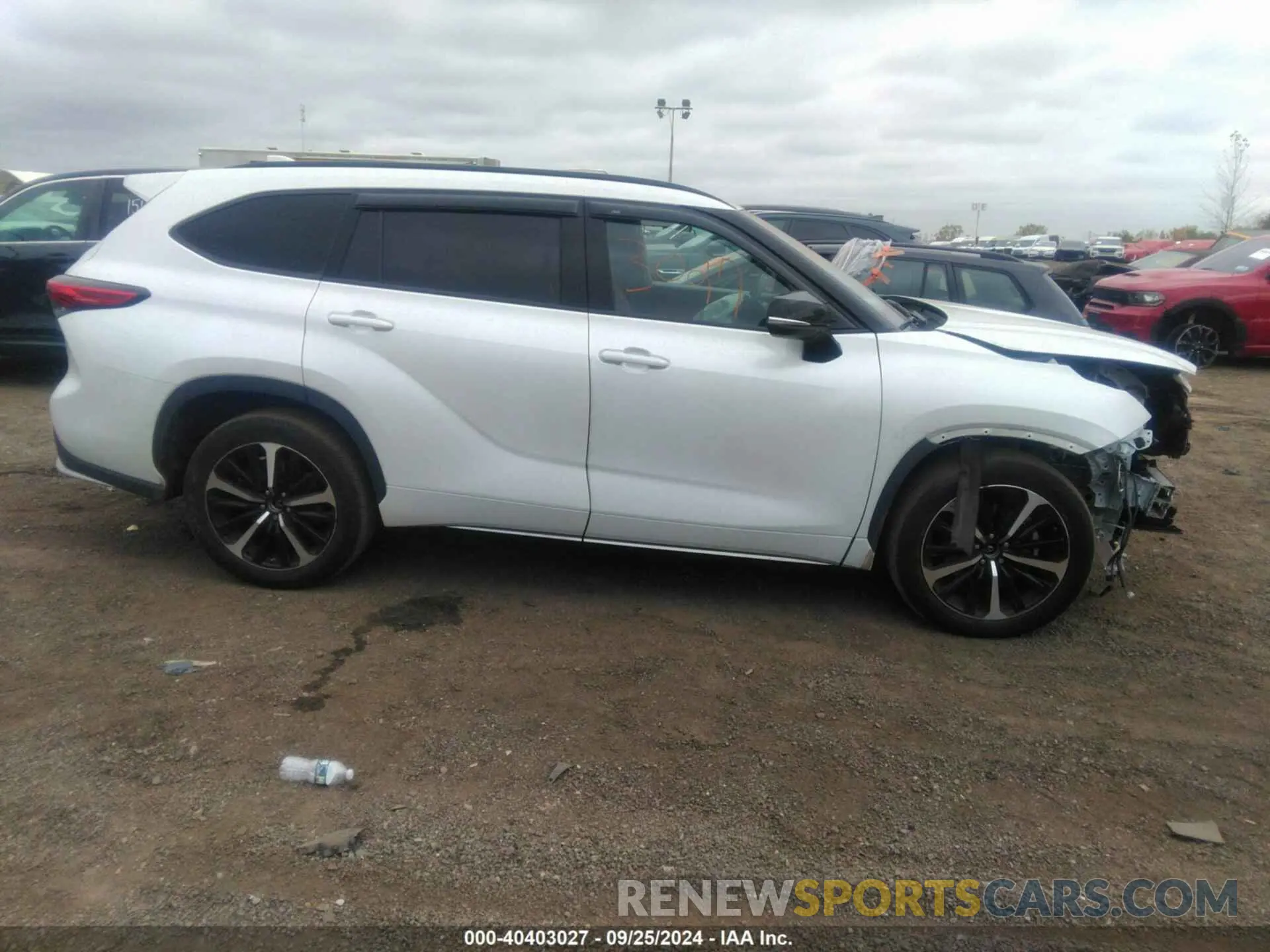 13 Photograph of a damaged car 5TDJZRBH6NS174712 TOYOTA HIGHLANDER 2022
