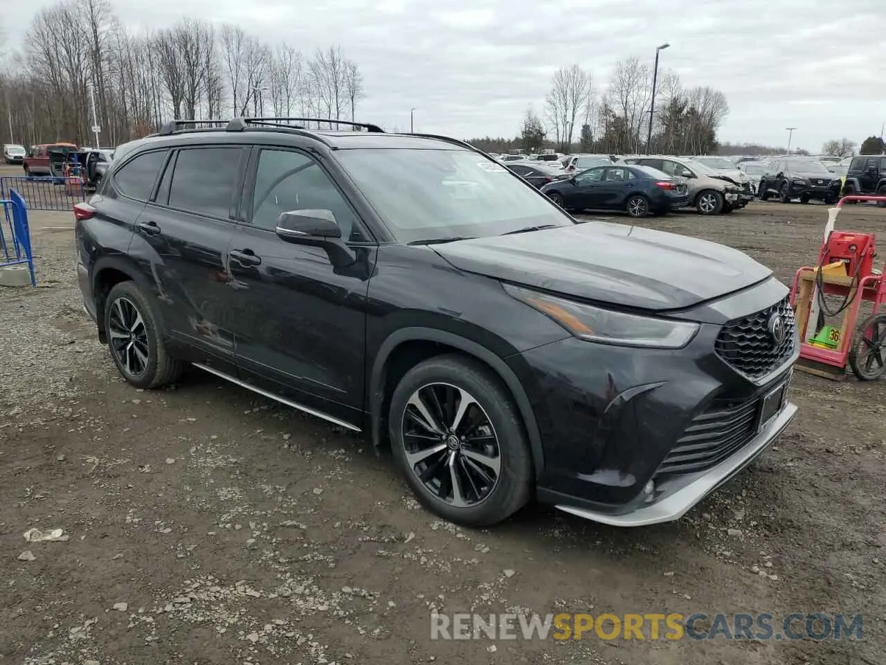 4 Photograph of a damaged car 5TDJZRBHXNS249170 TOYOTA HIGHLANDER 2022