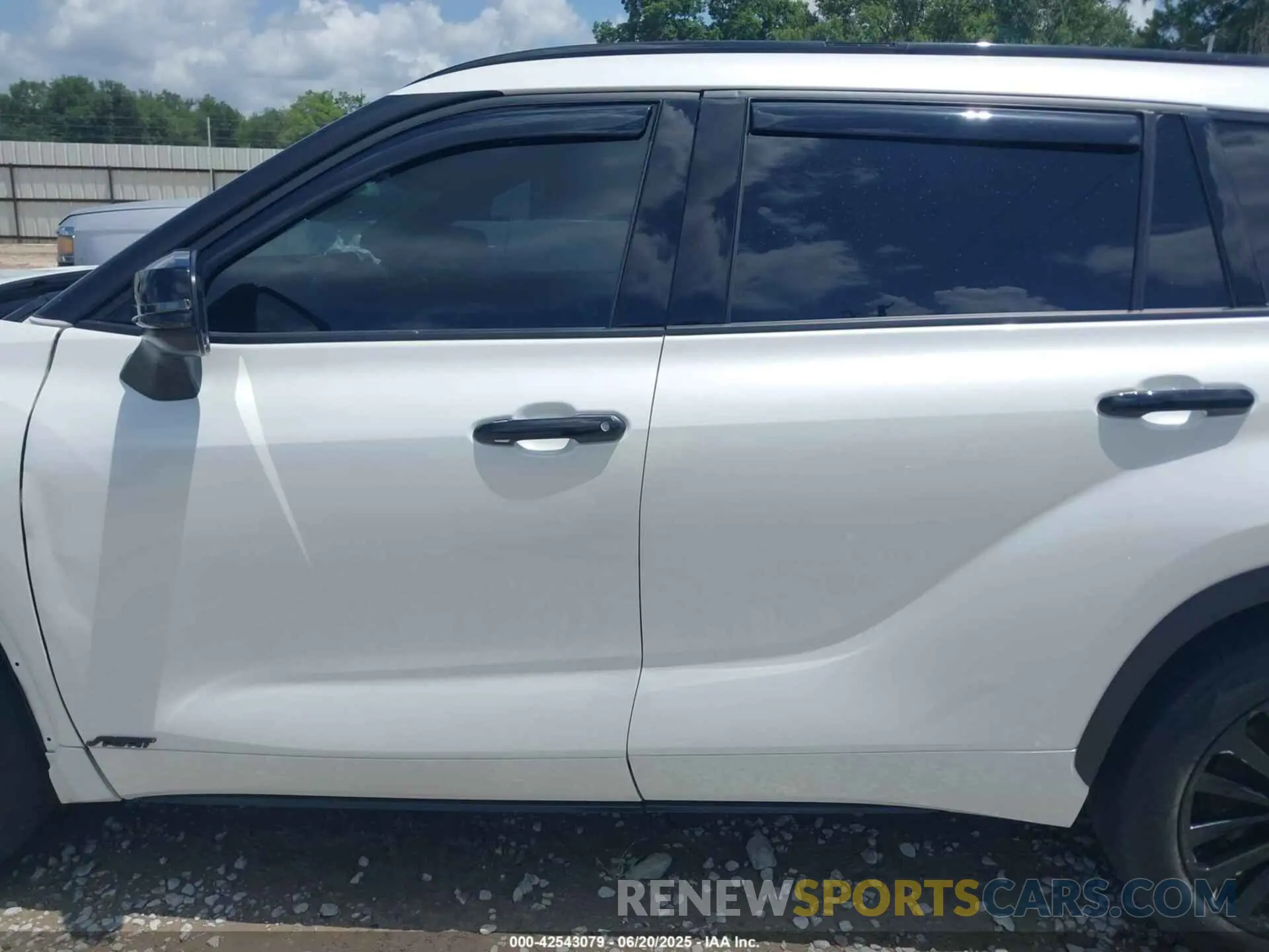 15 Photograph of a damaged car 5TDLZRAH1NS098424 TOYOTA HIGHLANDER 2022
