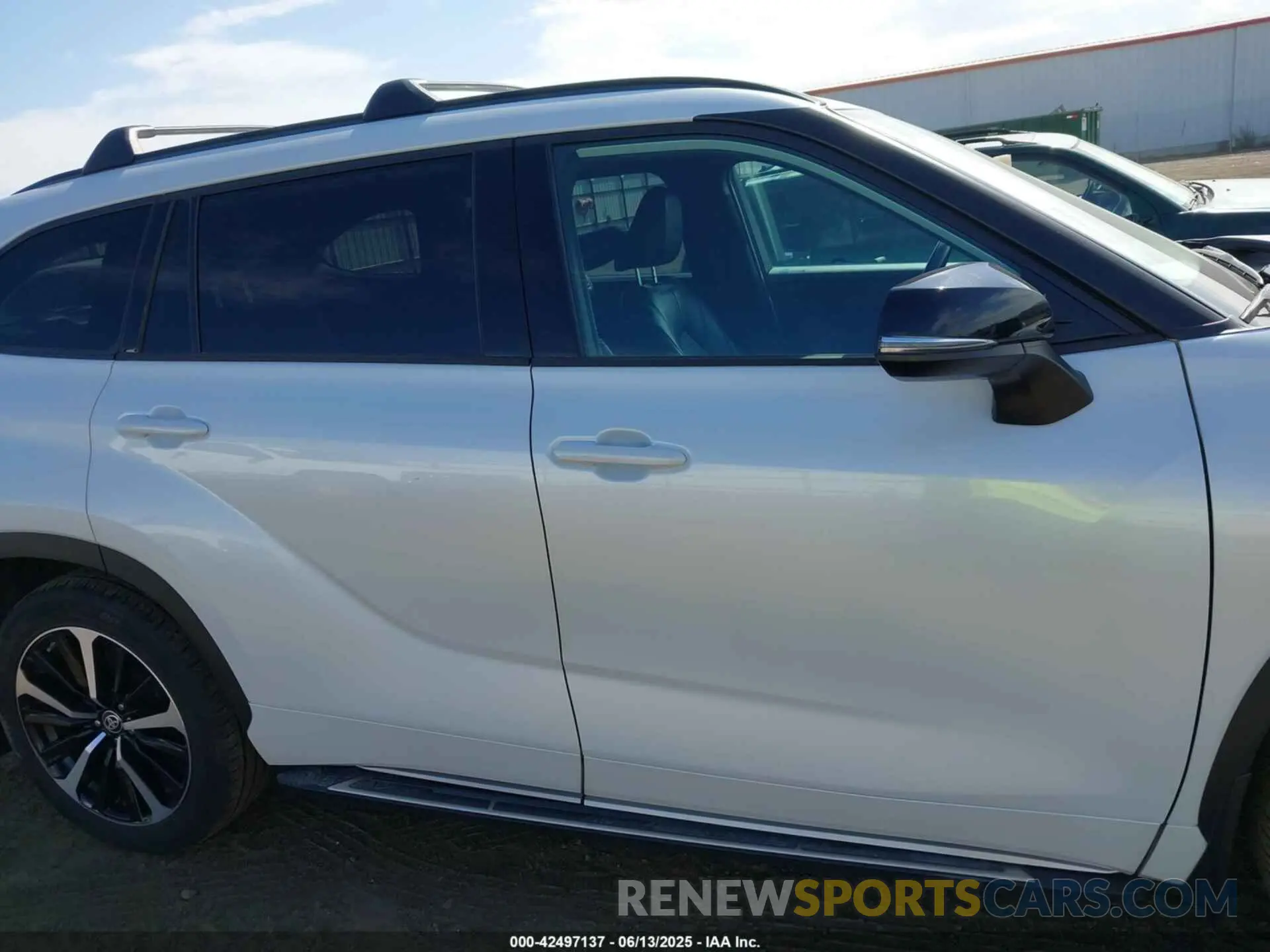 13 Photograph of a damaged car 5TDLZRAH1NS139084 TOYOTA HIGHLANDER 2022