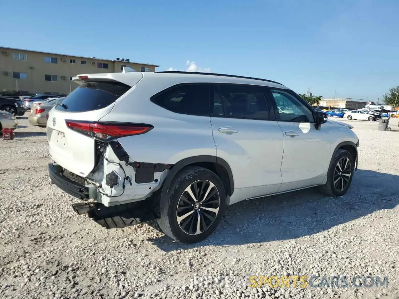 3 Photograph of a damaged car 5TDLZRAH6NS095132 TOYOTA HIGHLANDER 2022