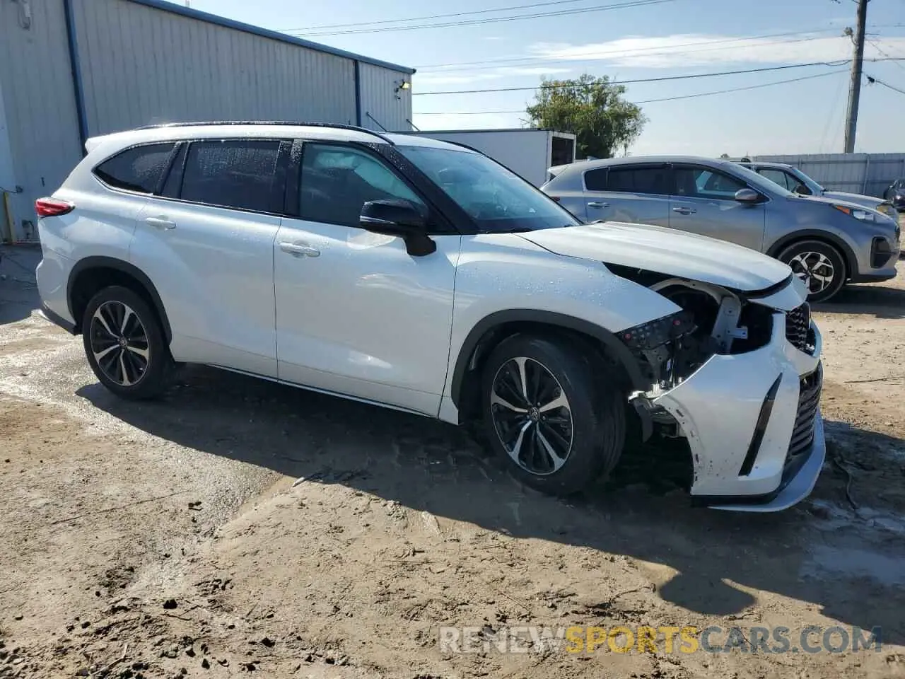 4 Photograph of a damaged car 5TDLZRAH9NS117639 TOYOTA HIGHLANDER 2022