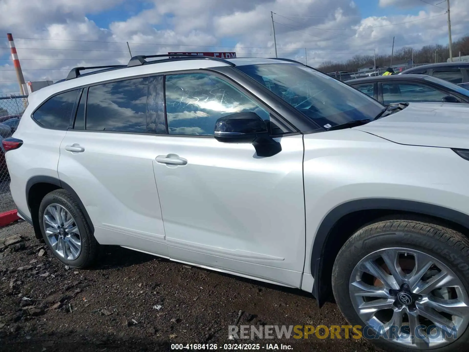 13 Photograph of a damaged car 5TDLZRBH0NS235559 TOYOTA HIGHLANDER 2022