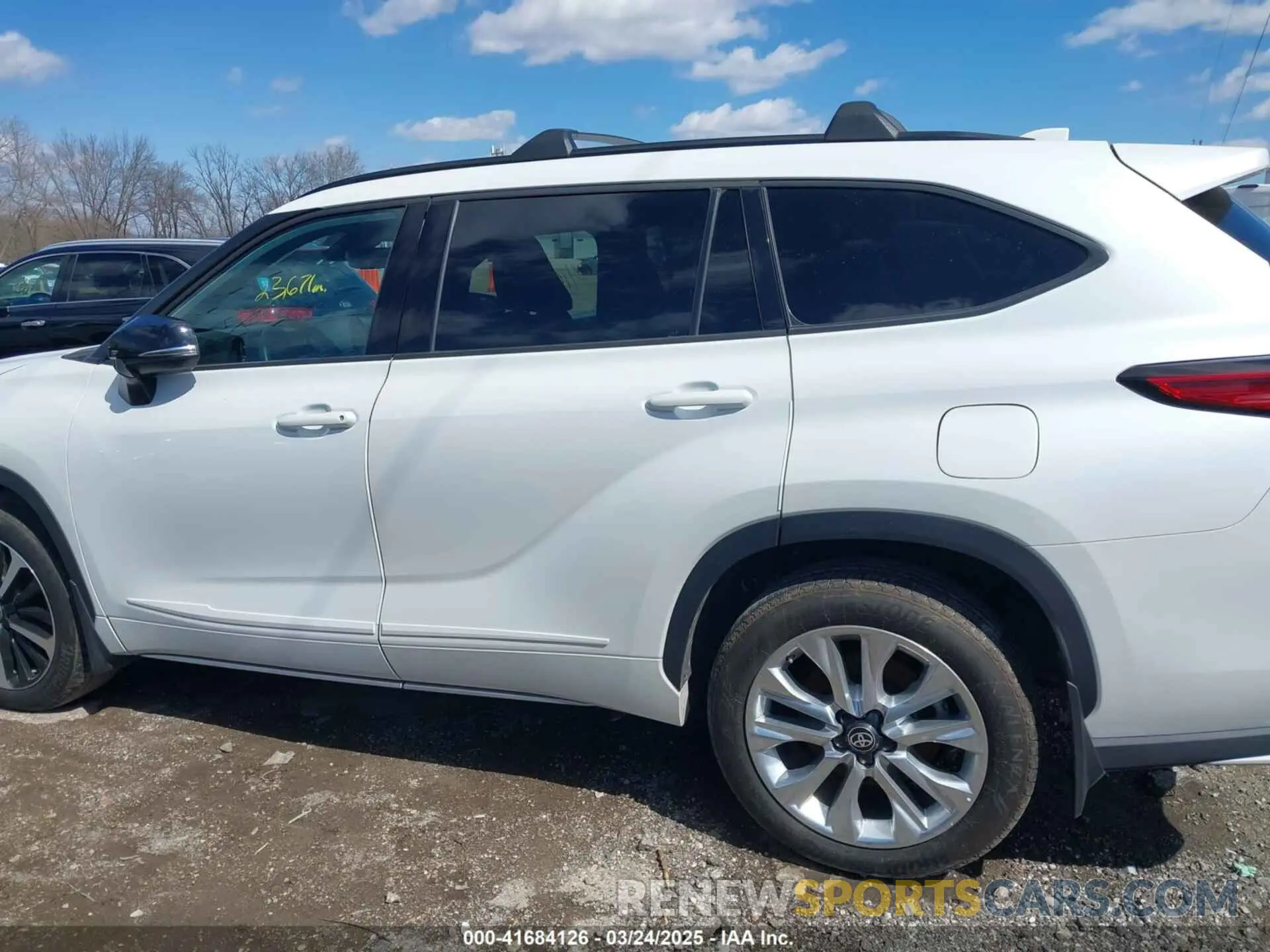 14 Photograph of a damaged car 5TDLZRBH0NS235559 TOYOTA HIGHLANDER 2022