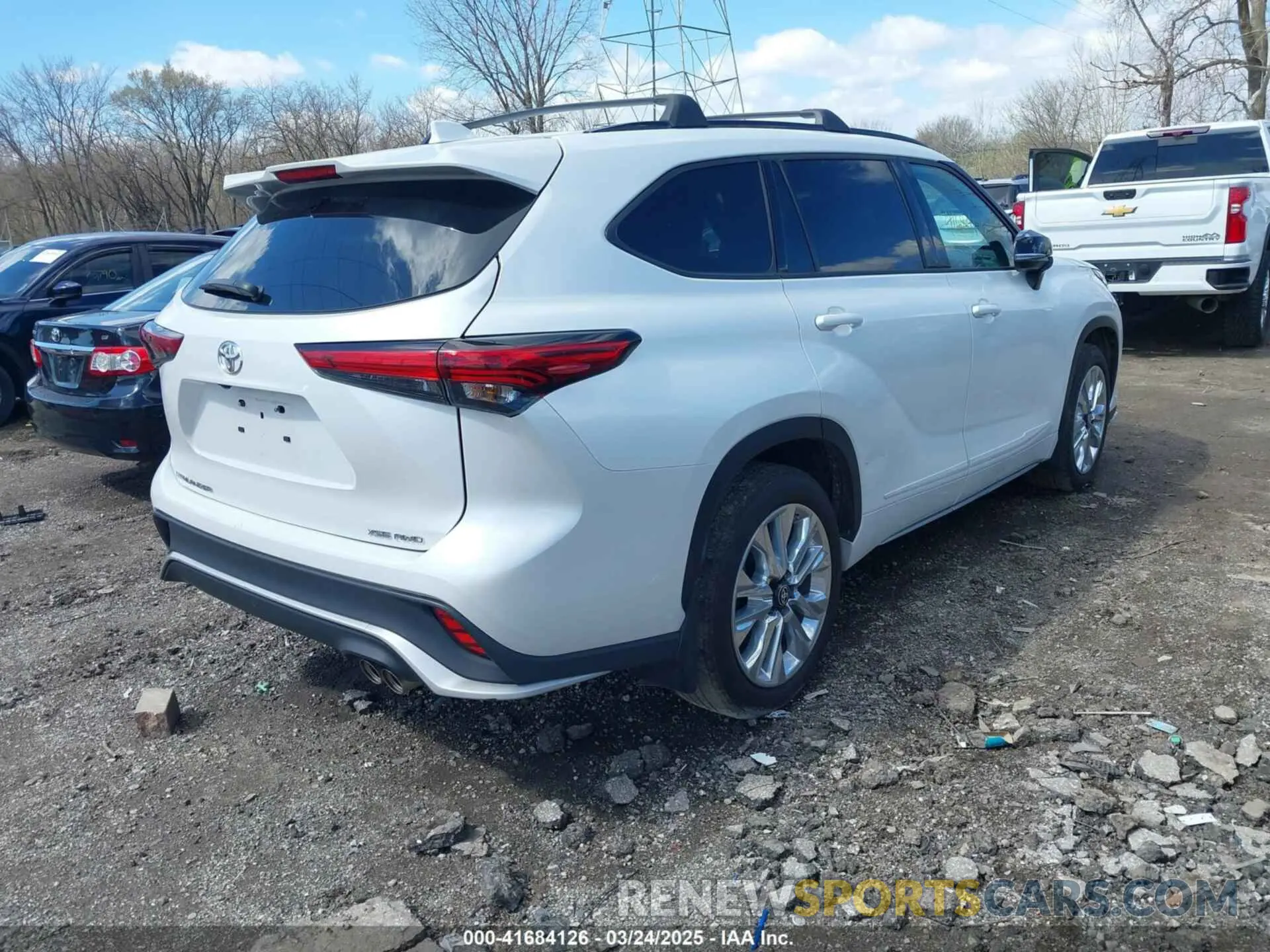 4 Photograph of a damaged car 5TDLZRBH0NS235559 TOYOTA HIGHLANDER 2022
