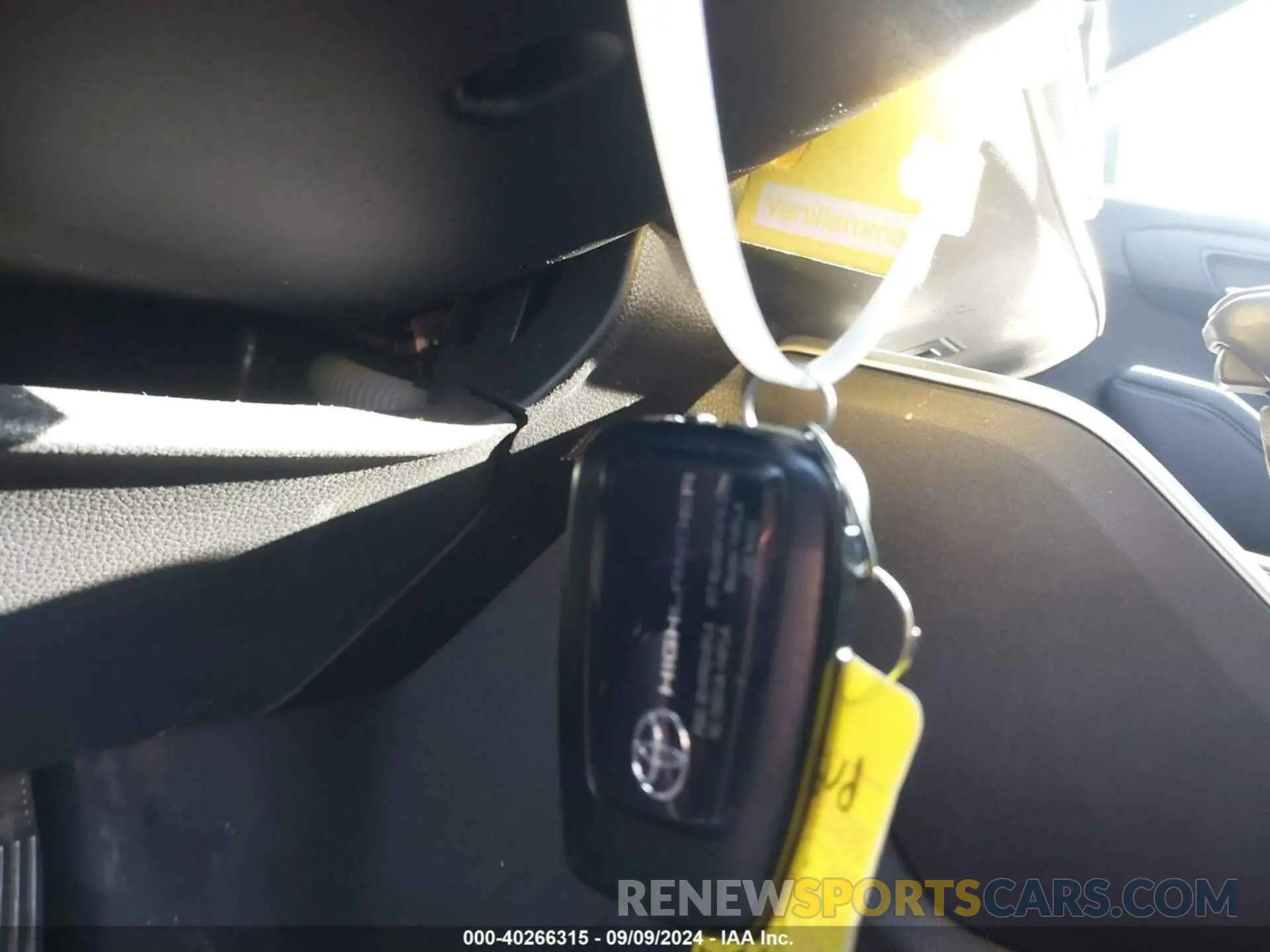11 Photograph of a damaged car 5TDLZRBH1NS209276 TOYOTA HIGHLANDER 2022