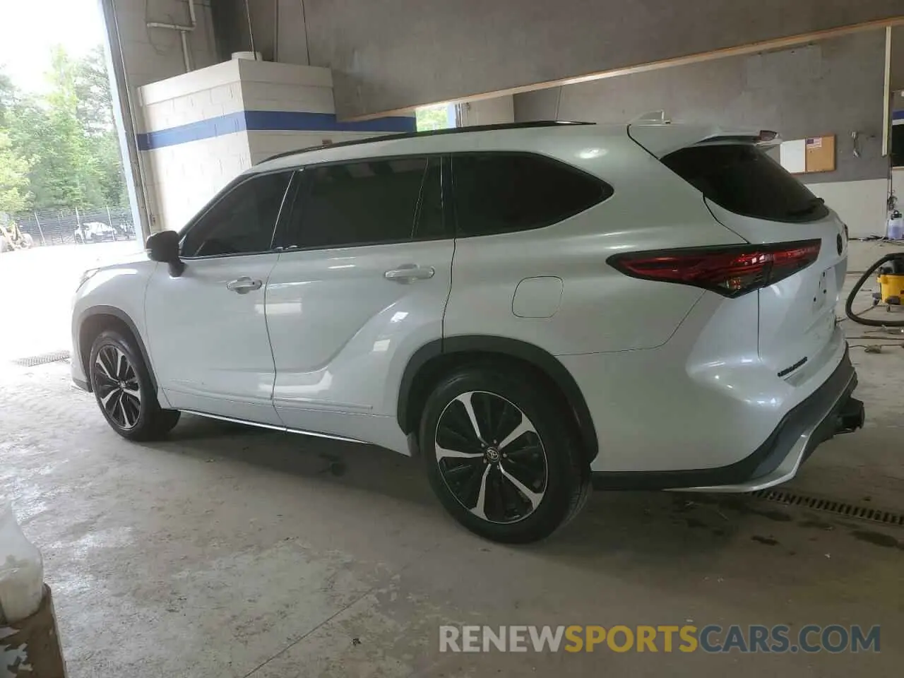 2 Photograph of a damaged car 5TDLZRBH2NS206872 TOYOTA HIGHLANDER 2022