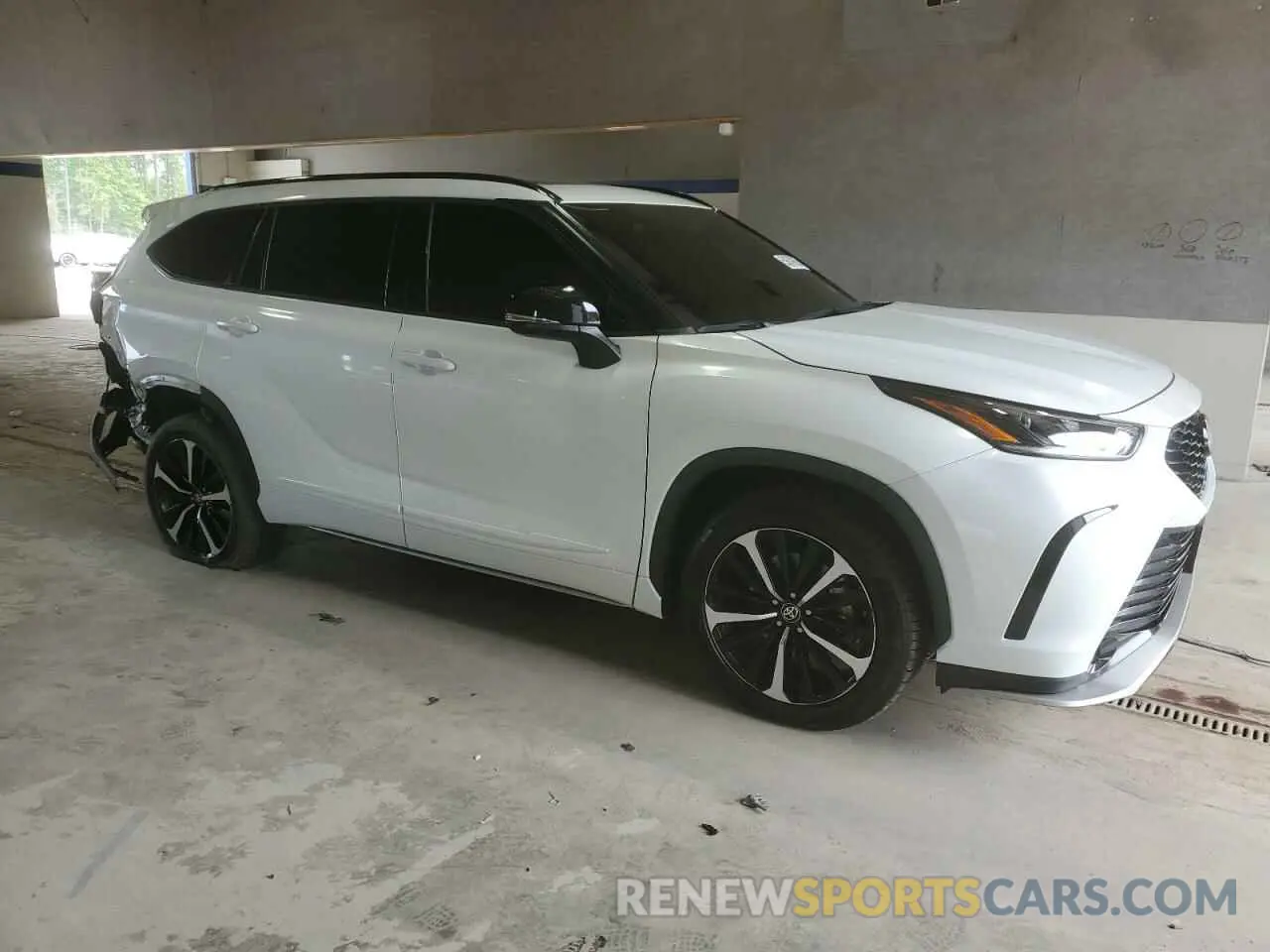 4 Photograph of a damaged car 5TDLZRBH2NS206872 TOYOTA HIGHLANDER 2022