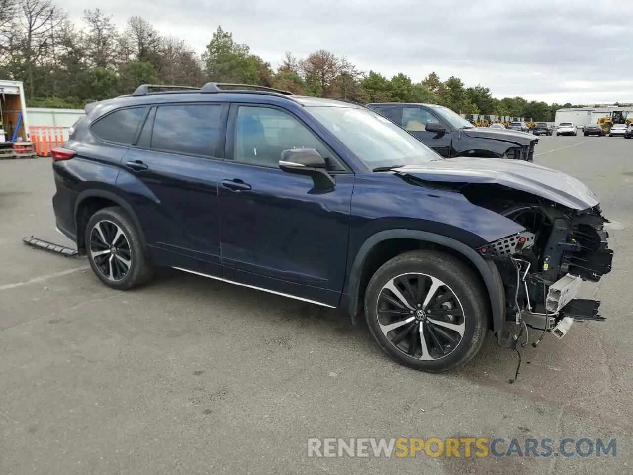 4 Photograph of a damaged car 5TDLZRBH2NS213563 TOYOTA HIGHLANDER 2022