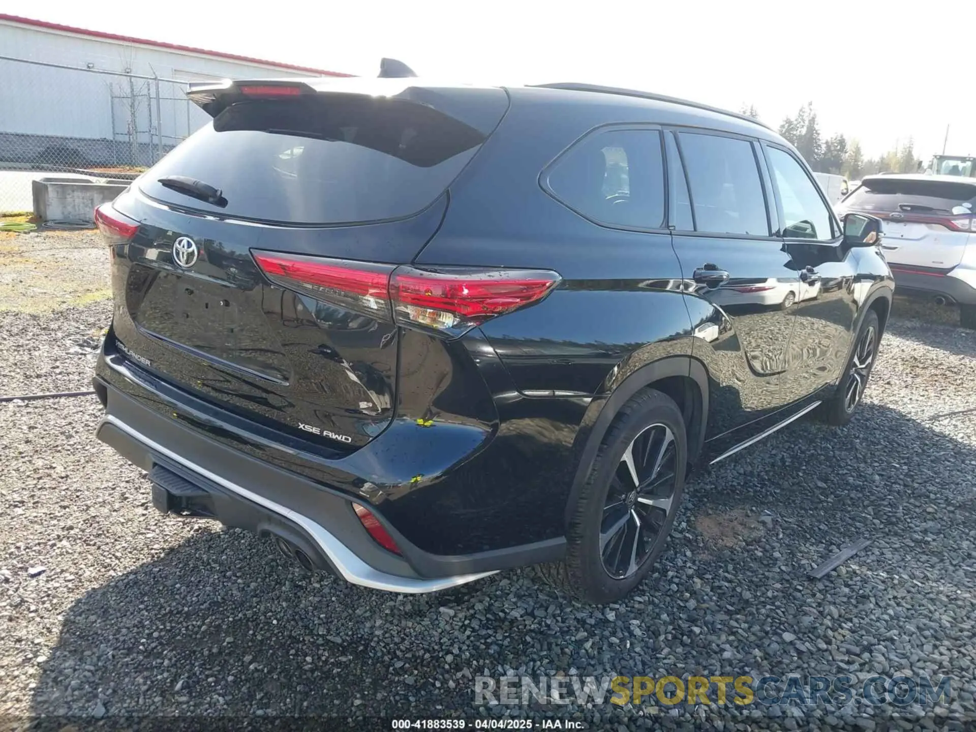 4 Photograph of a damaged car 5TDLZRBH5NS174872 TOYOTA HIGHLANDER 2022