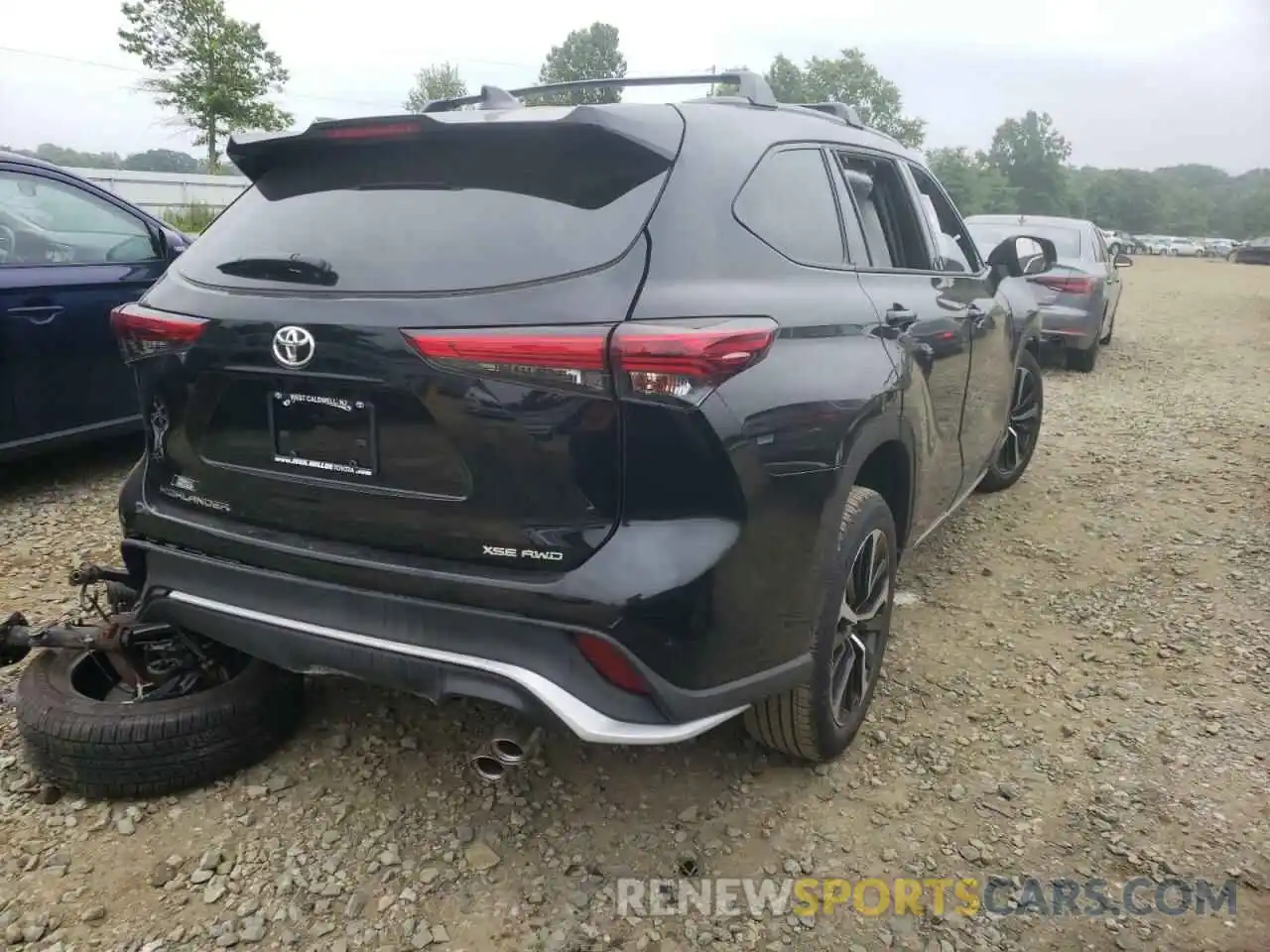 4 Photograph of a damaged car 5TDLZRBH6NS213145 TOYOTA HIGHLANDER 2022